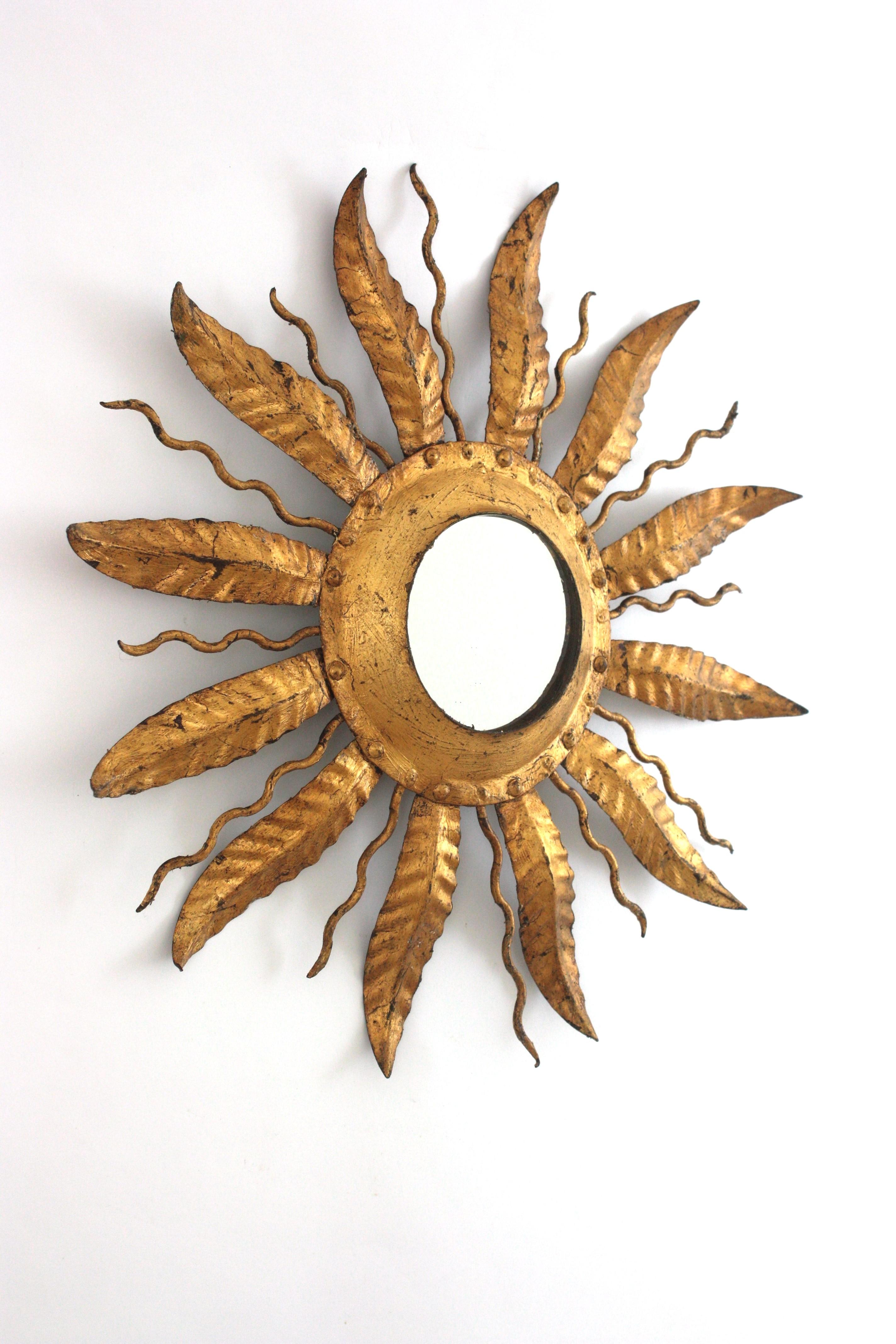 Dorato Specchio spagnolo con cornice in ferro dorato, raggi di sole e foglie, anni '50 in vendita