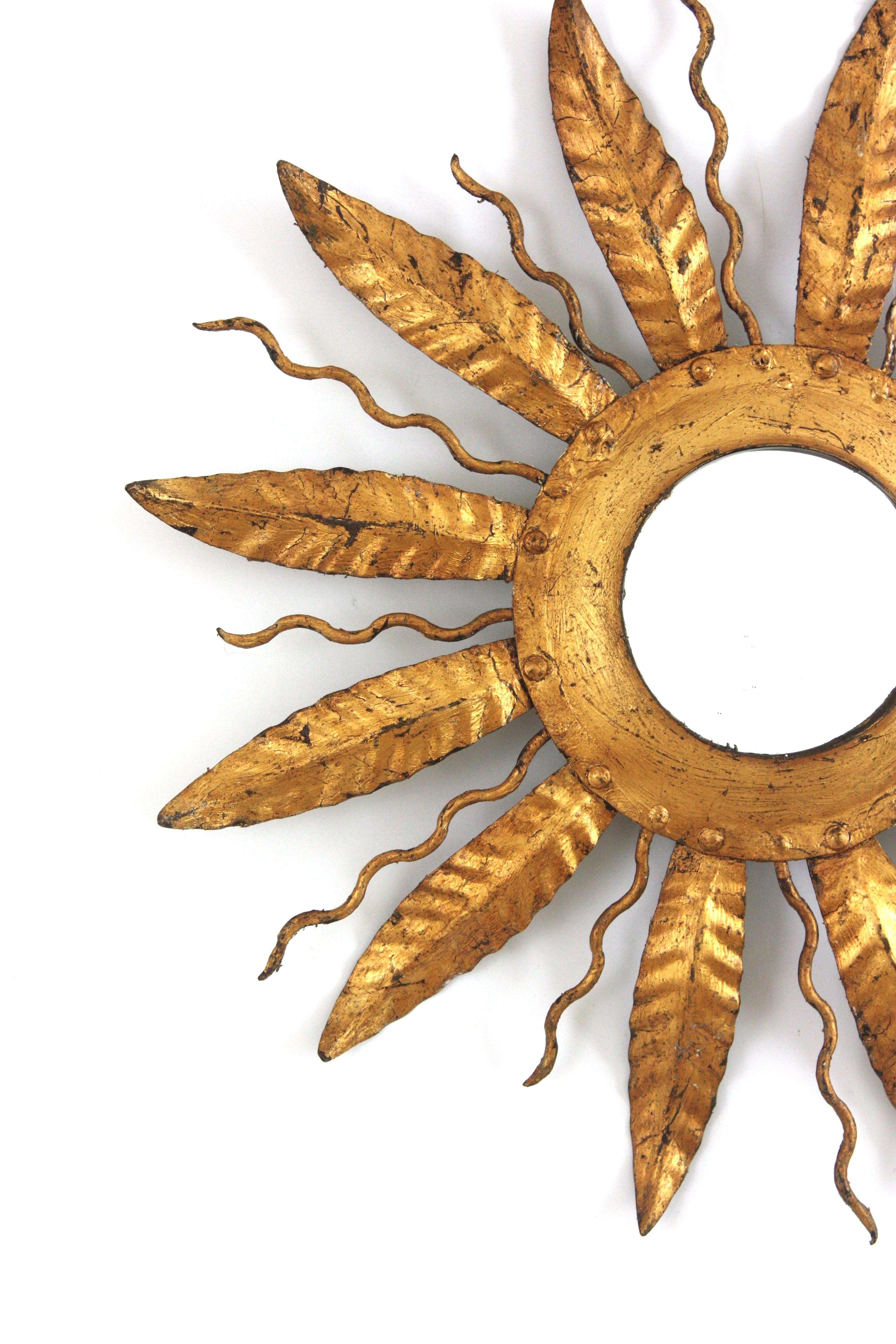 XX secolo Specchio spagnolo con cornice in ferro dorato, raggi di sole e foglie, anni '50 in vendita