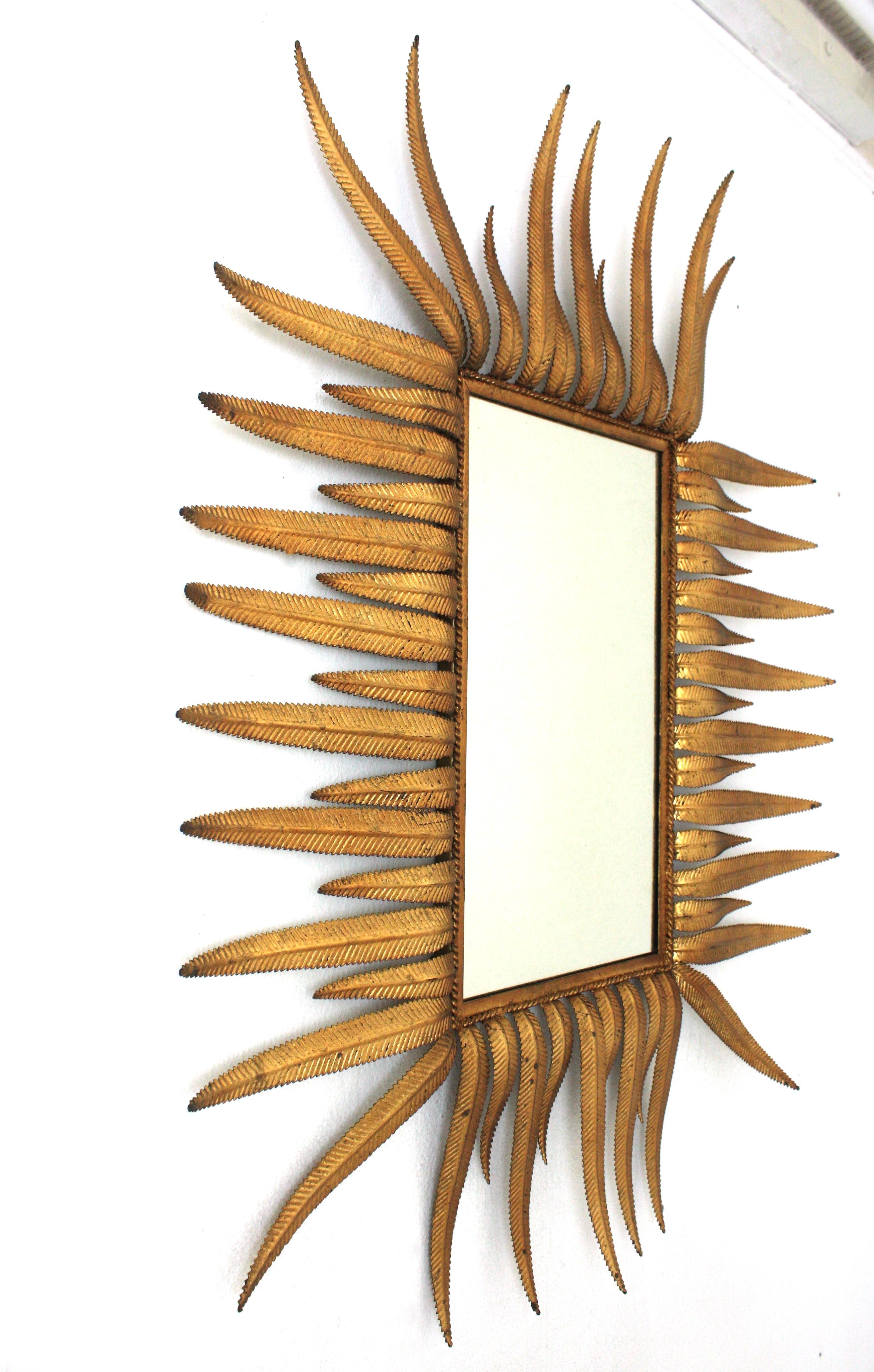 Spanischer Sunburst-Spiegel aus vergoldetem Metall, 1950er Jahre (Vergoldet) im Angebot