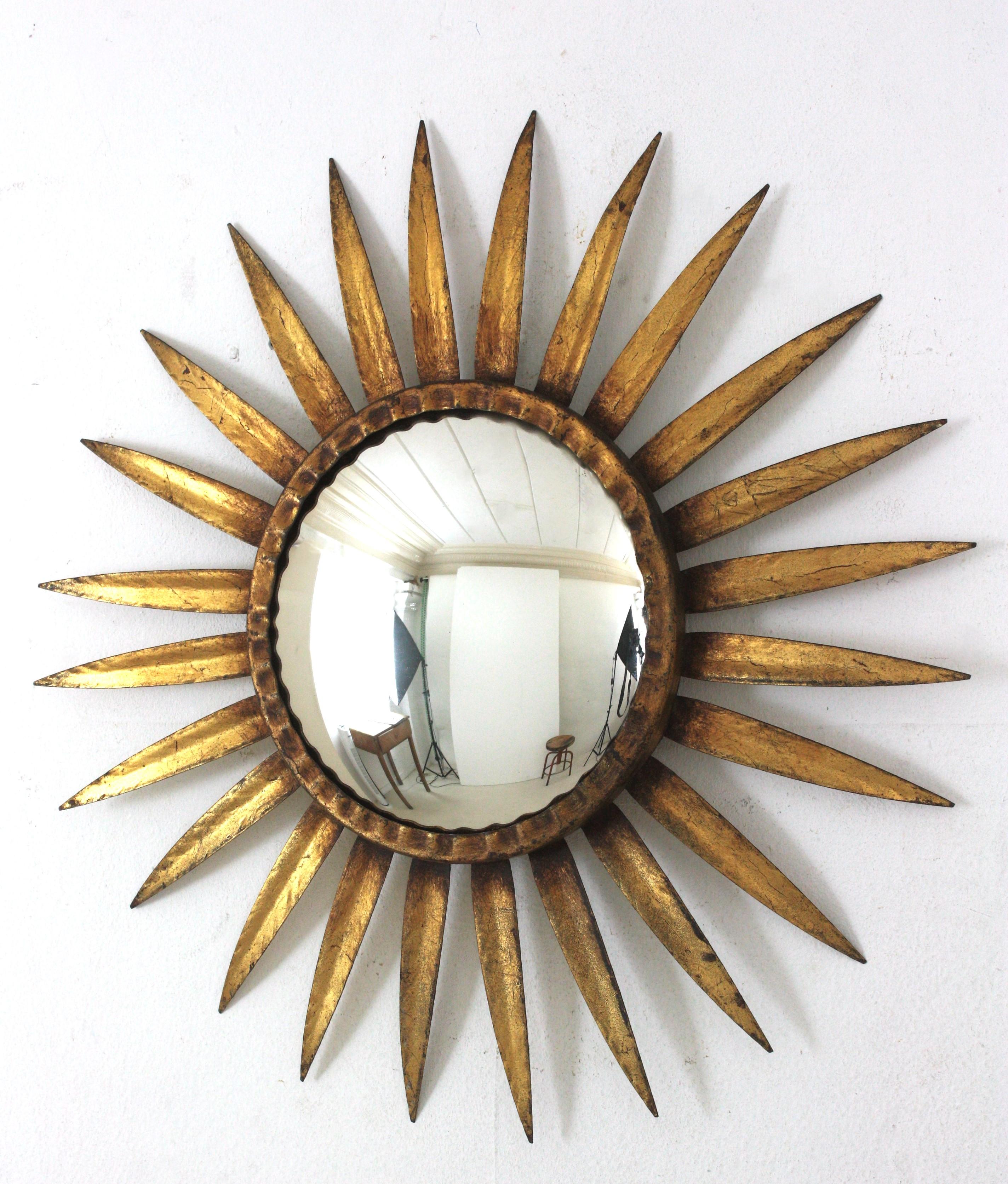 Spanish Sunburst Mirror in Gilt Metal, Convex Glass In Good Condition For Sale In Barcelona, ES