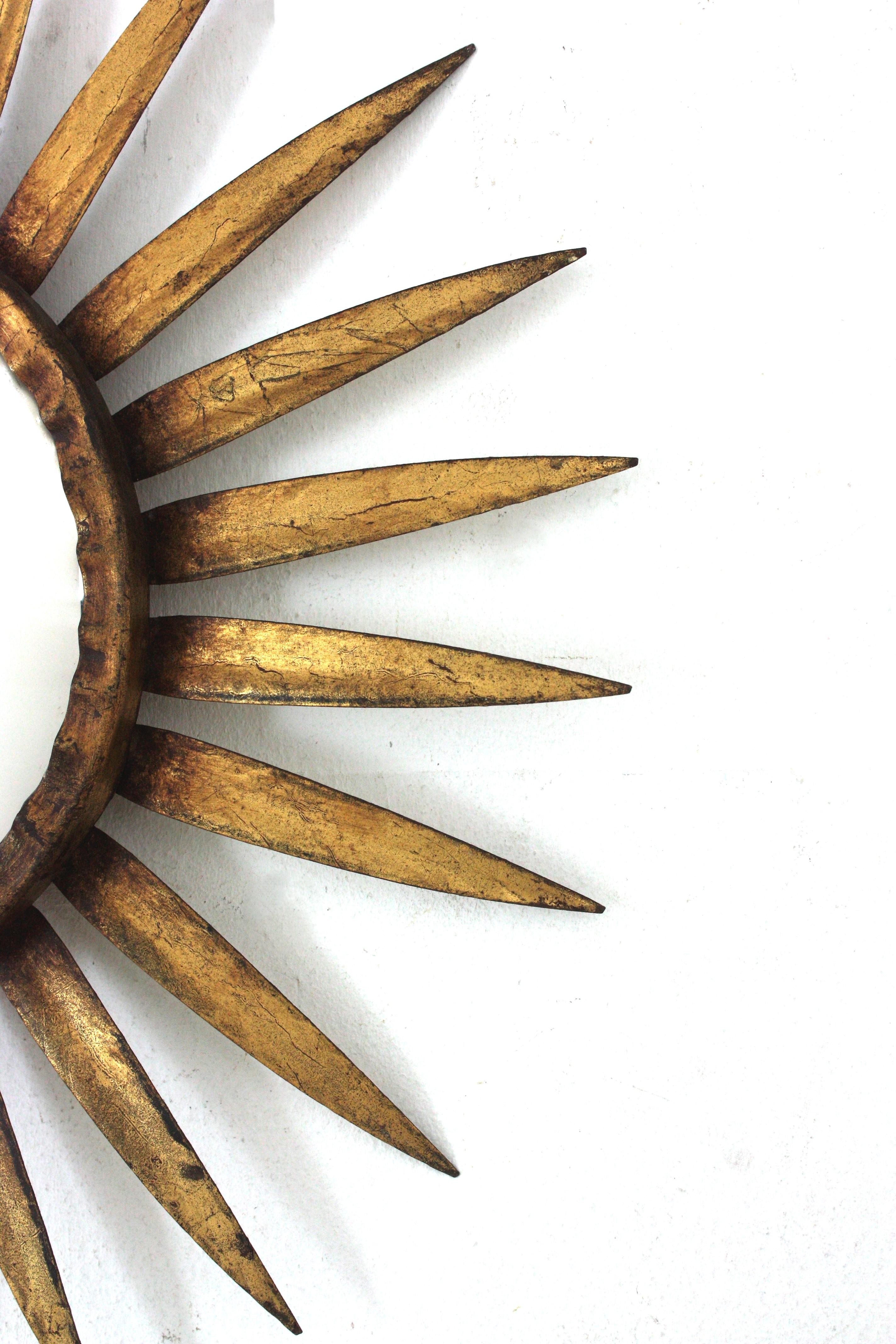 Miroir espagnol Sunburst en métal doré, verre convexe Bon état - En vente à Barcelona, ES