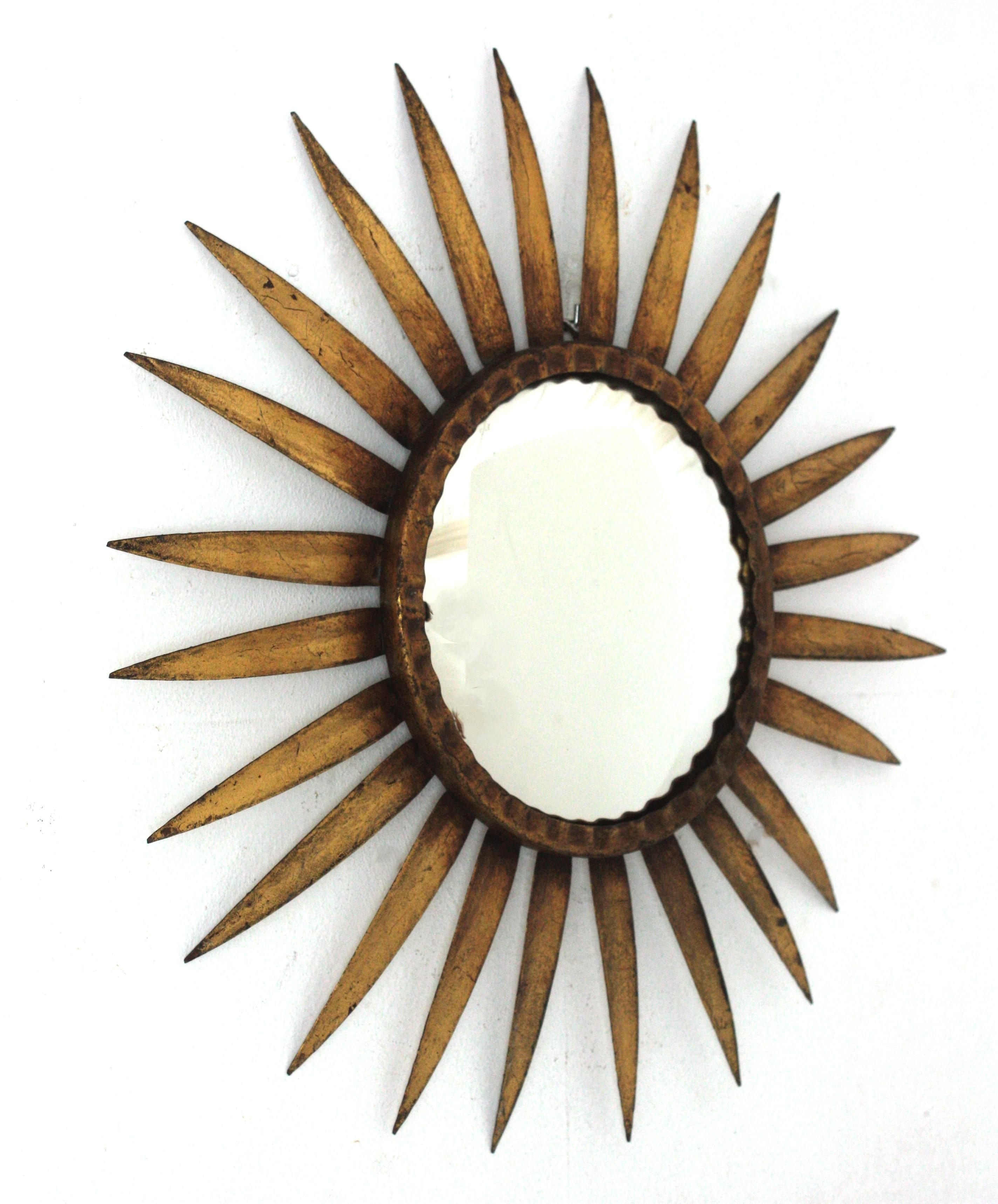 20ième siècle Miroir espagnol Sunburst en métal doré, verre convexe en vente