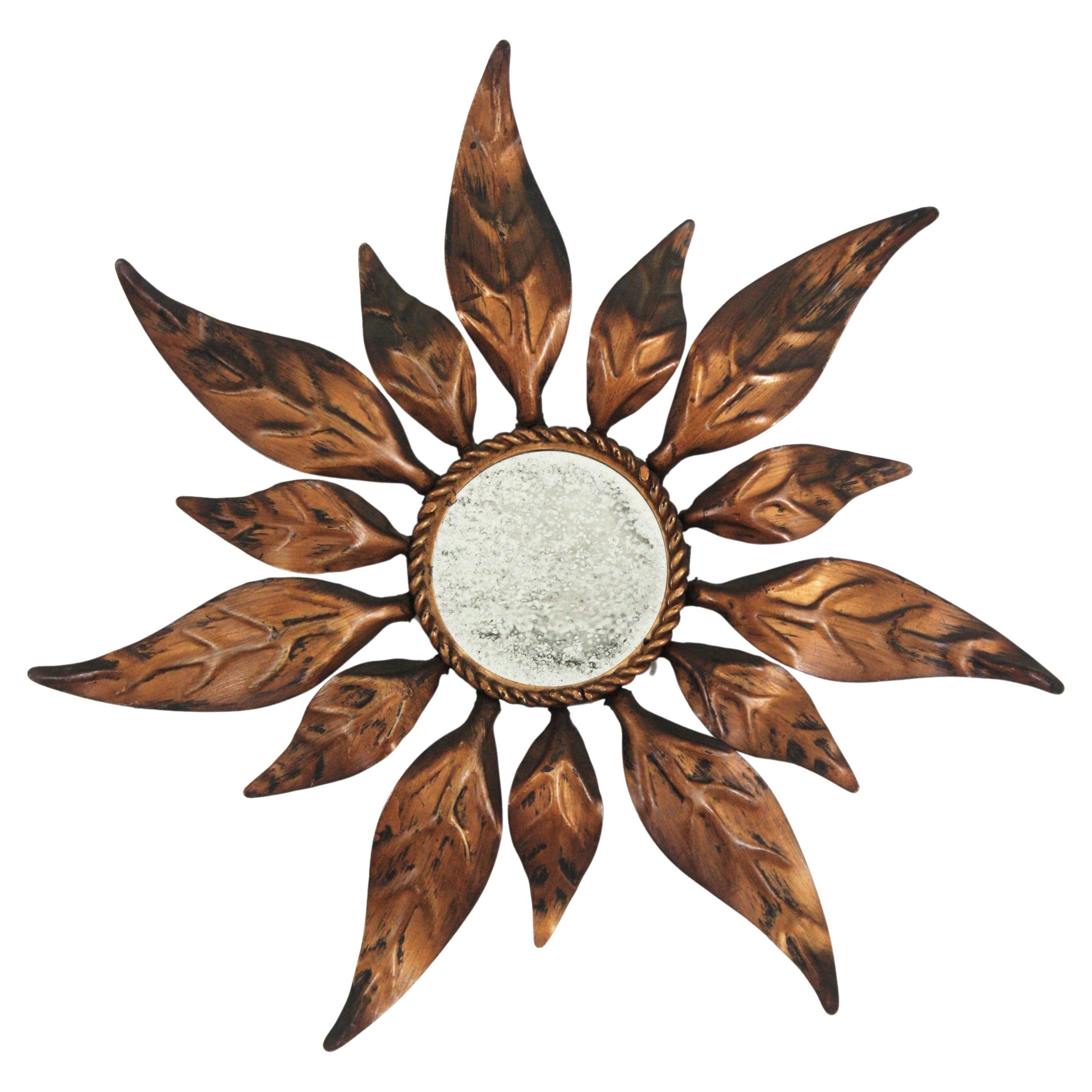 Miroir espagnol Sunburst en métal doré avec motif de feuilles, petite taille