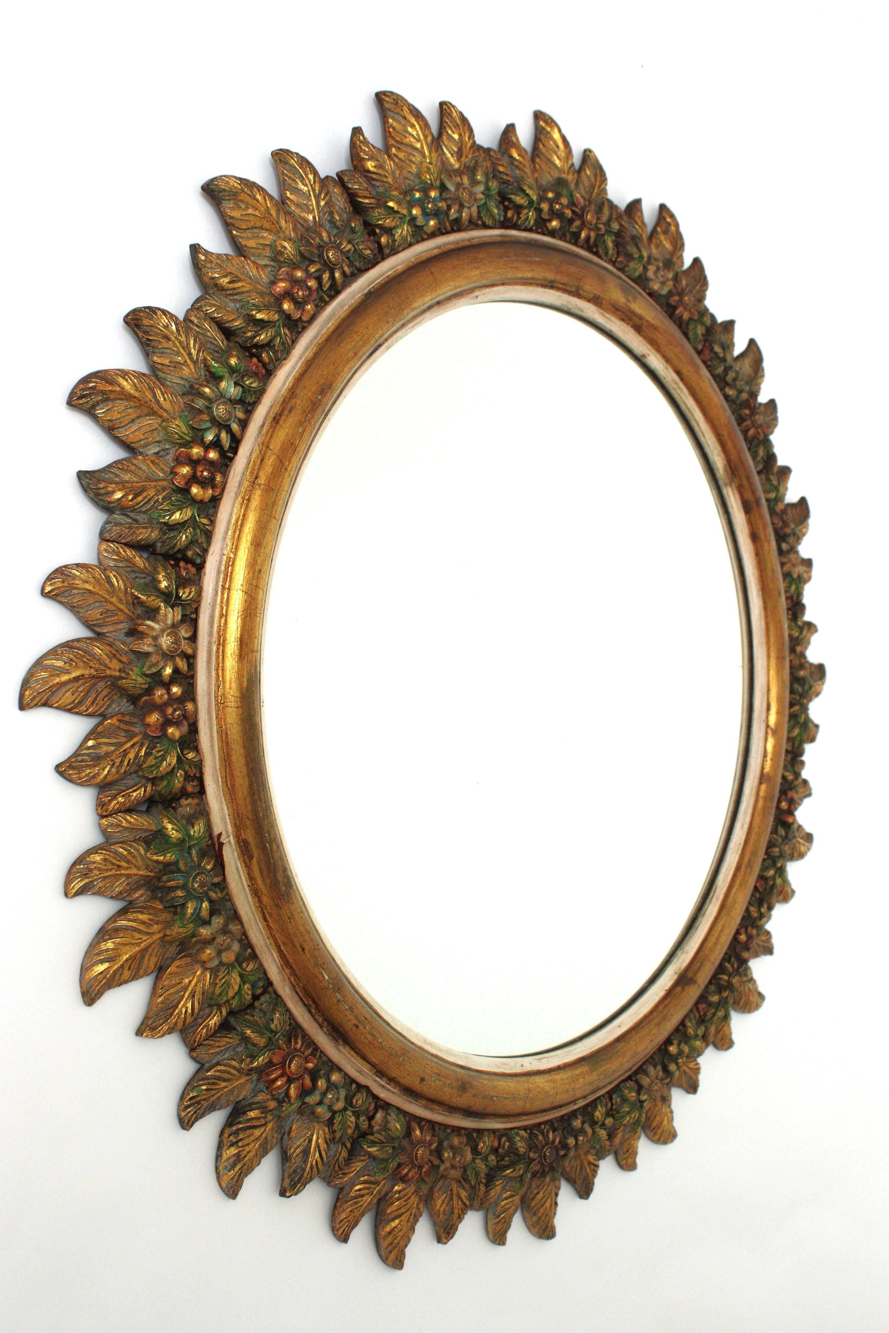 Spanish Sunburst Mirror in Giltwood with Flowers Carved Frame, 1950s In condizioni buone in vendita a Barcelona, ES