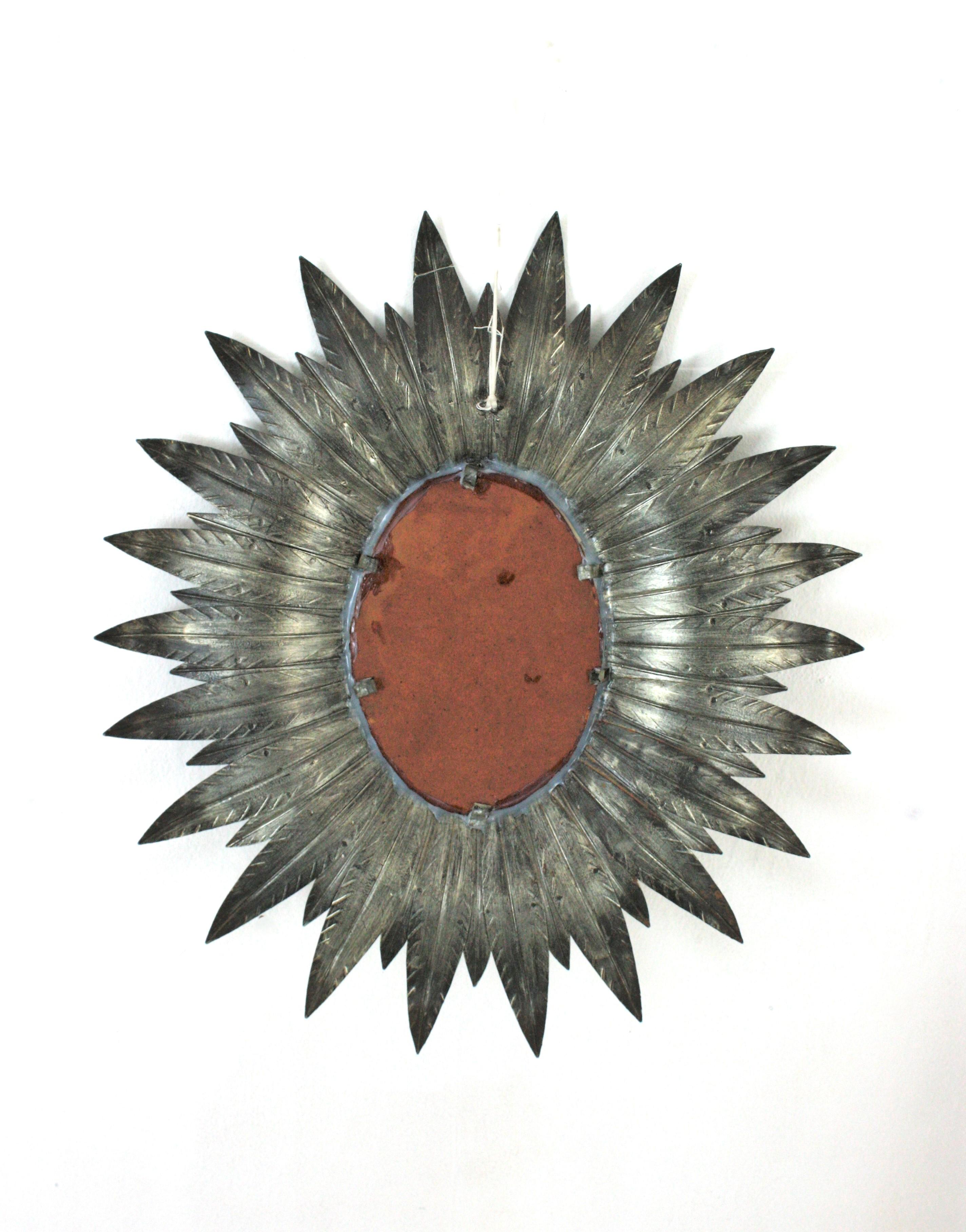 Miroir ovale Sunburst espagnol en métal argenté en vente 3