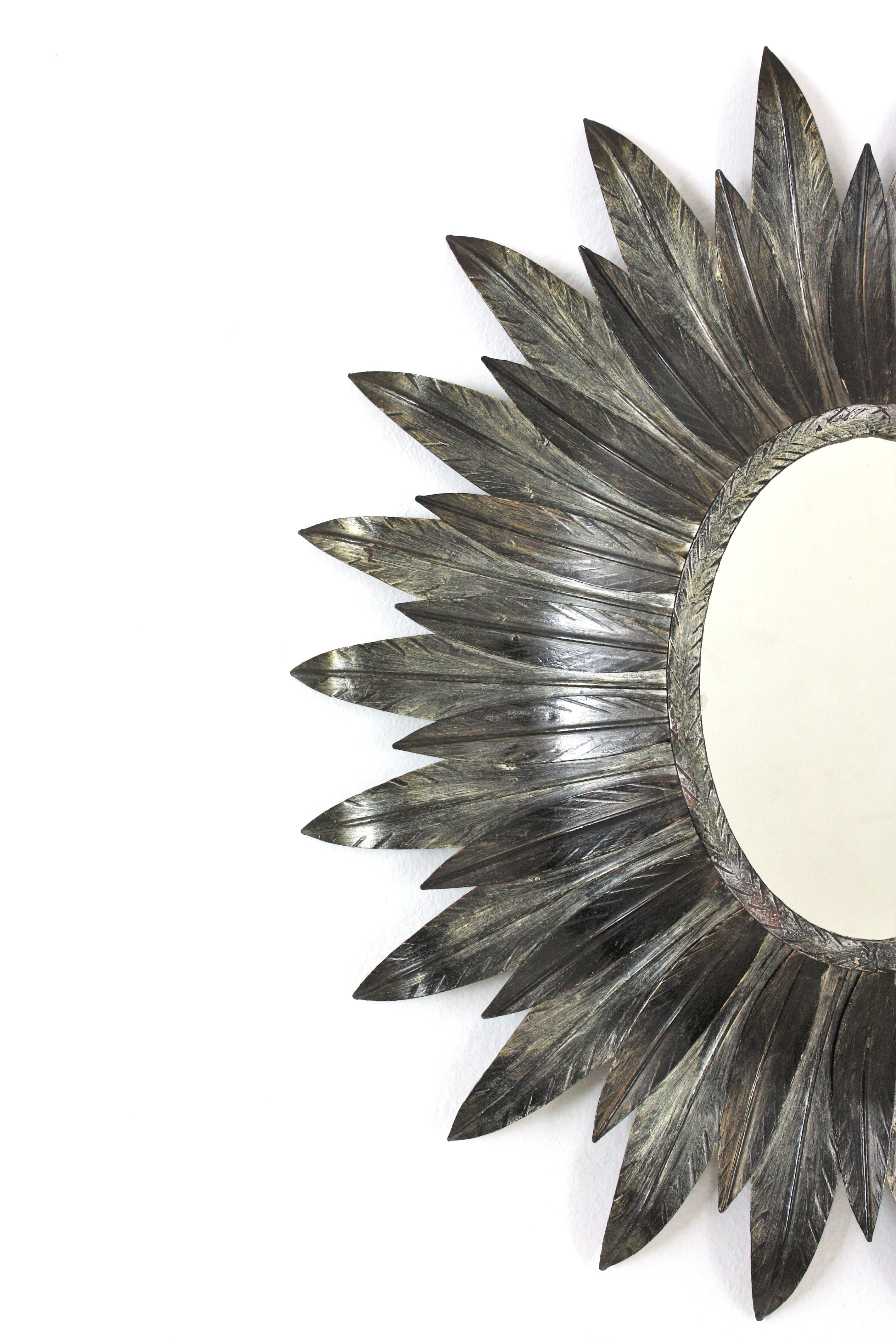 Spanish Sunburst Oval Leafed Mirror in Silvered Metal In Good Condition For Sale In Barcelona, ES