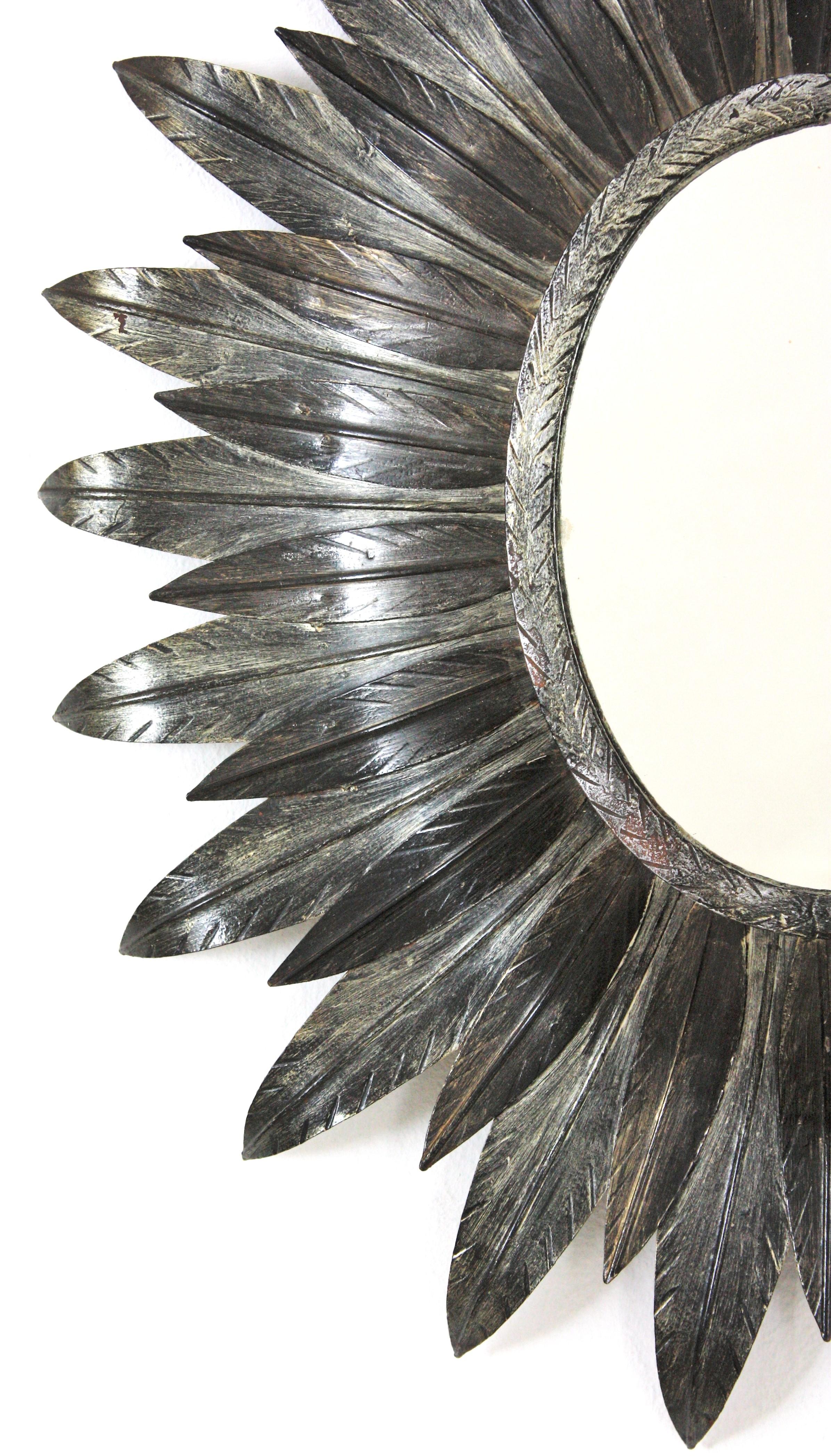 Feuille d'argent Miroir ovale Sunburst espagnol en métal argenté en vente