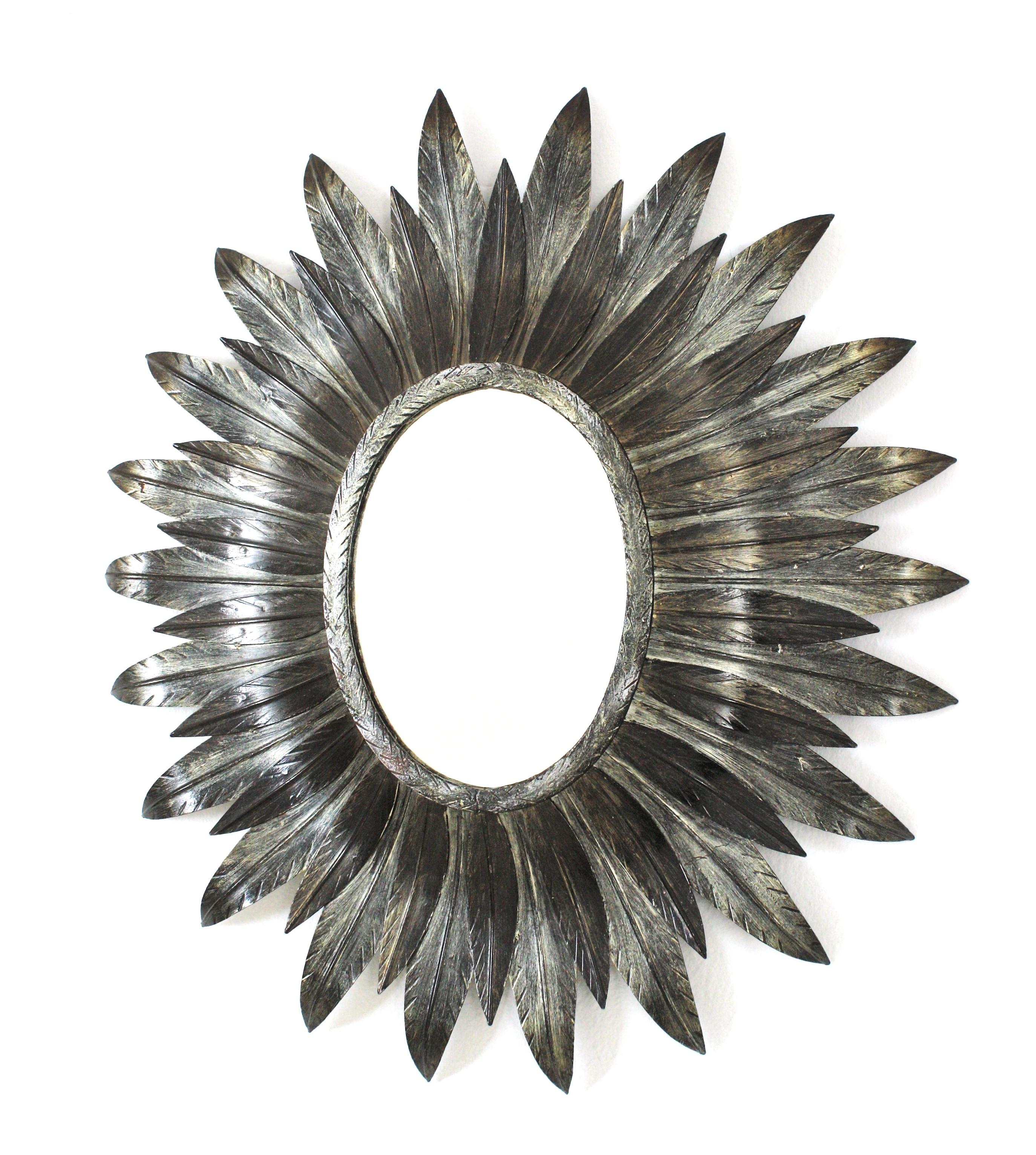 Miroir ovale Sunburst espagnol en métal argenté en vente 1