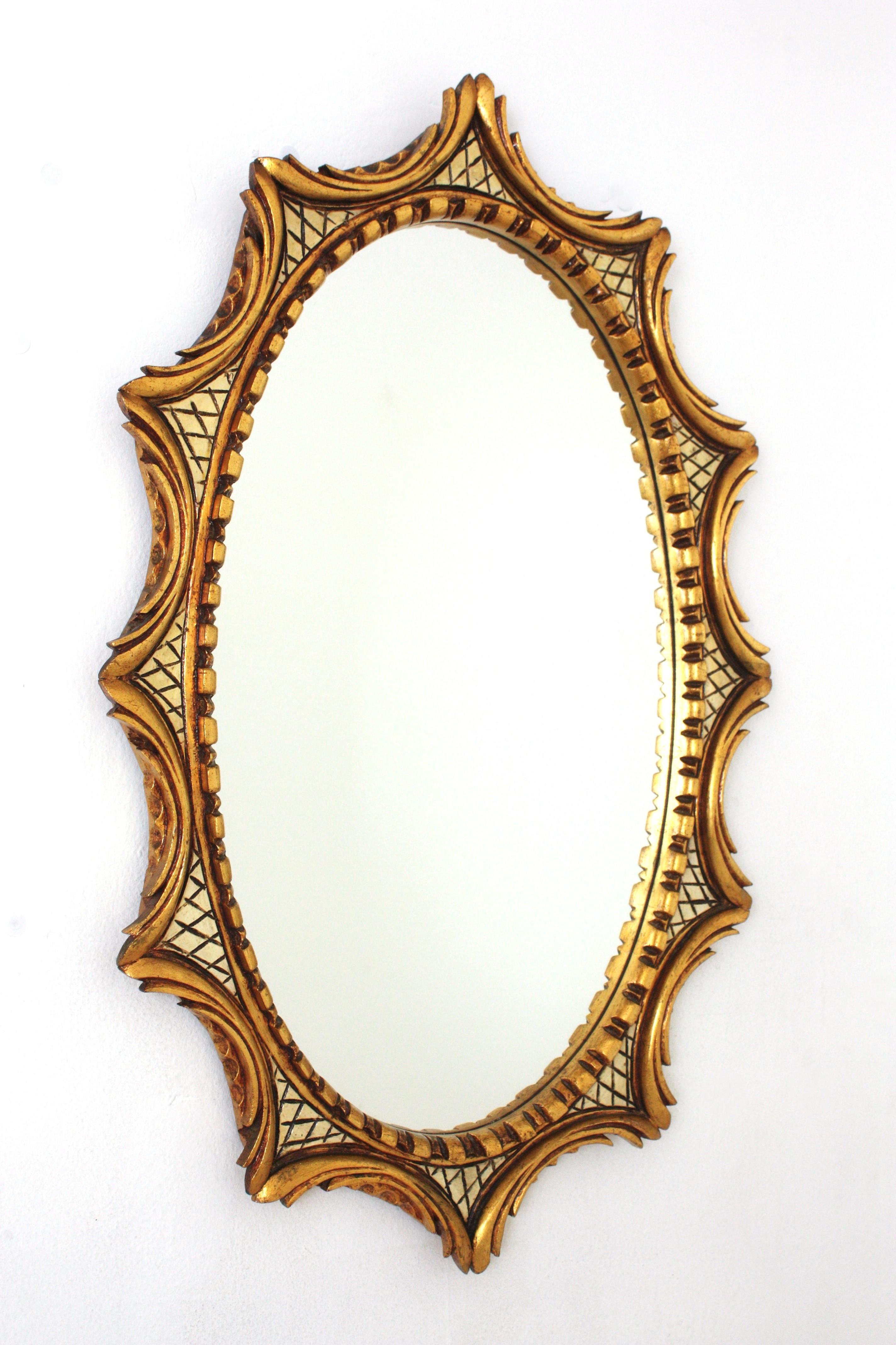 Spanischer ovaler Spiegel mit Sonnenschliff, vergoldetes und beigefarbenes geschnitztes Holz, 1950er Jahre (Hollywood Regency) im Angebot
