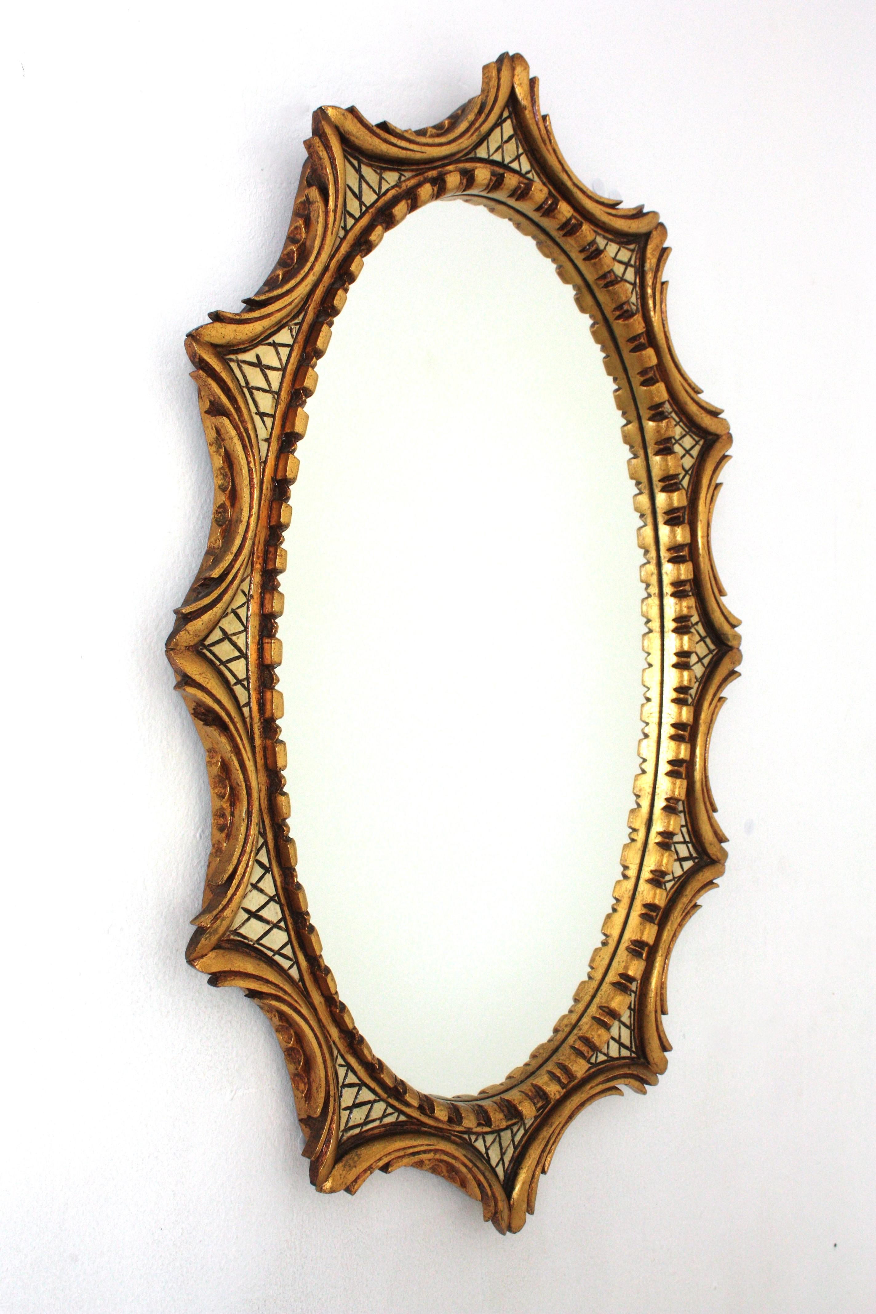Spanish Sunburst Oval Mirror in Gilt & Beige Carved Wood In Good Condition For Sale In Barcelona, ES