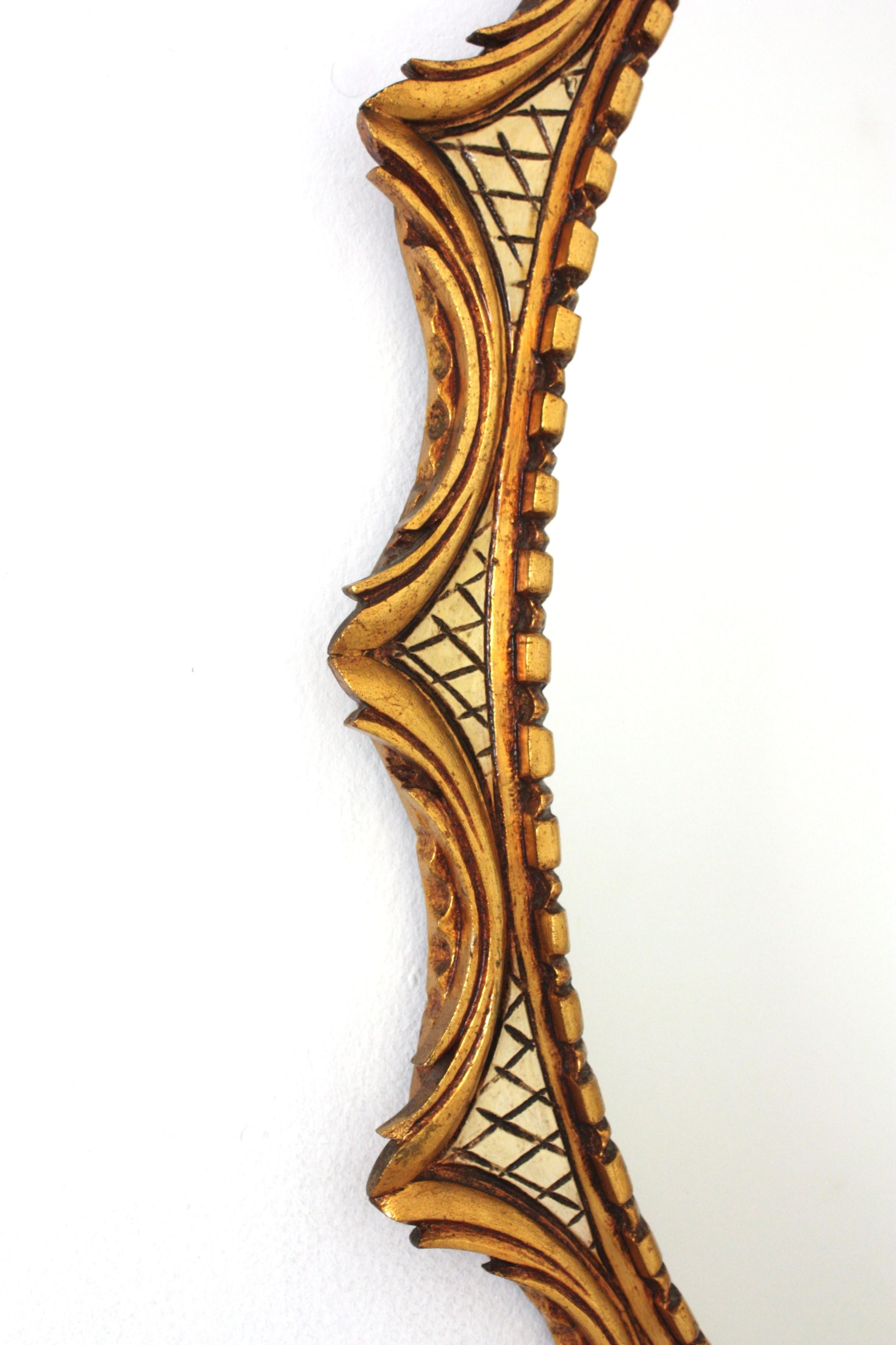 Spanischer ovaler Spiegel mit Sonnenschliff, vergoldetes und beigefarbenes geschnitztes Holz, 1950er Jahre im Zustand „Gut“ im Angebot in Barcelona, ES
