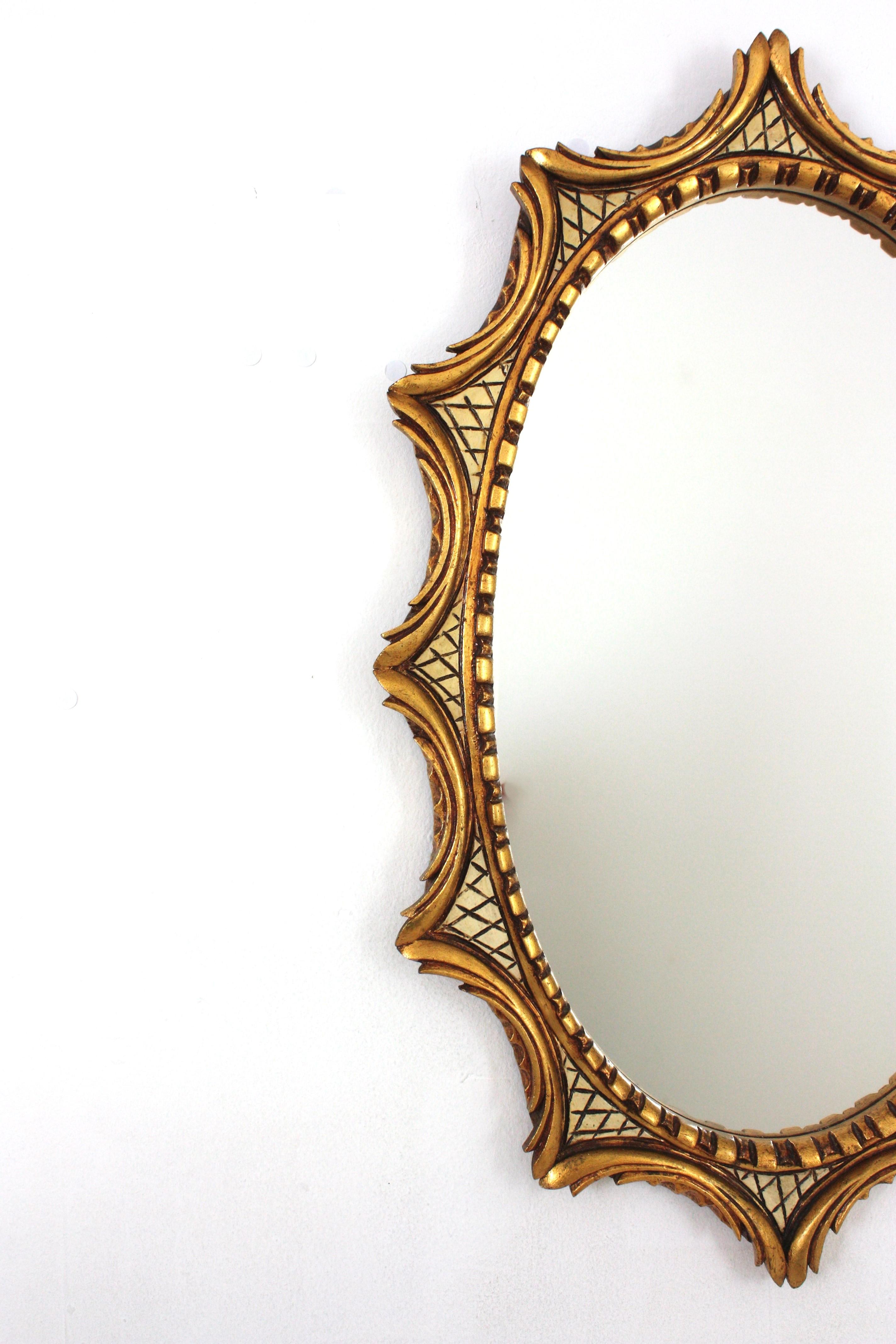 Spanischer ovaler Spiegel mit Sonnenschliff, vergoldetes und beigefarbenes geschnitztes Holz, 1950er Jahre (20. Jahrhundert) im Angebot