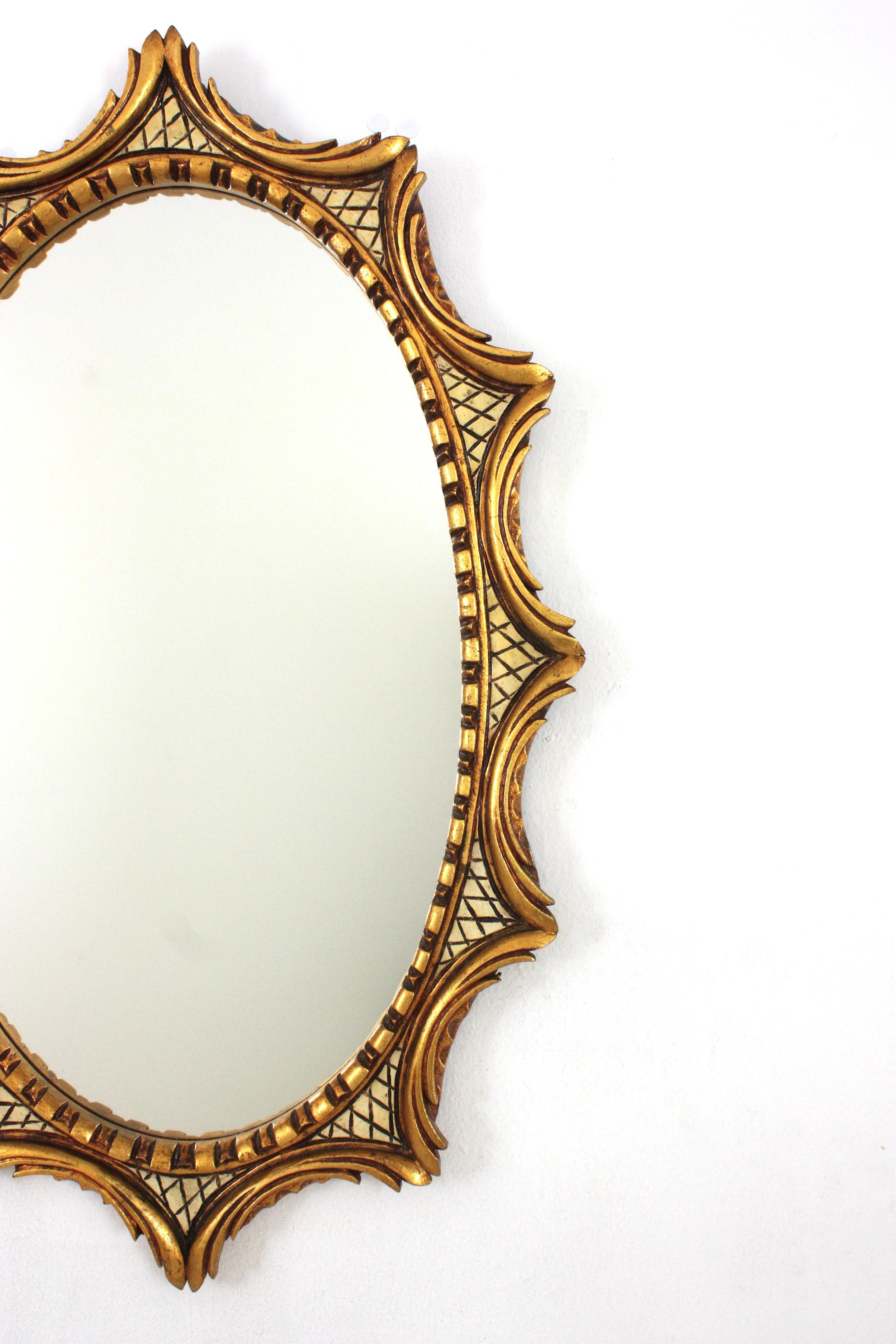 Spanischer ovaler Spiegel mit Sonnenschliff, vergoldetes und beigefarbenes geschnitztes Holz, 1950er Jahre im Angebot 1