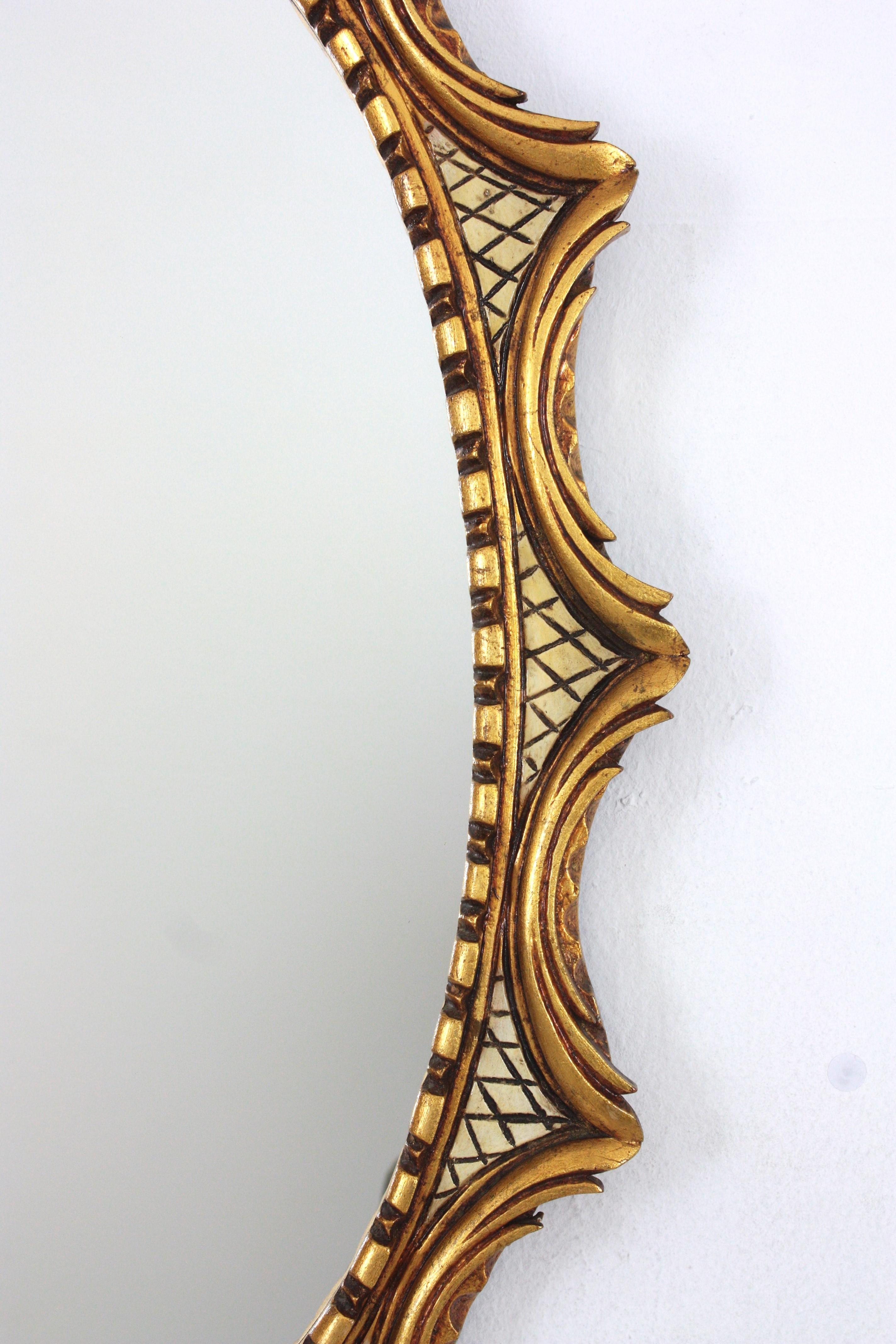 Miroir ovale espagnol ensoleillé, bois sculpté doré et beige, années 1950 en vente 1