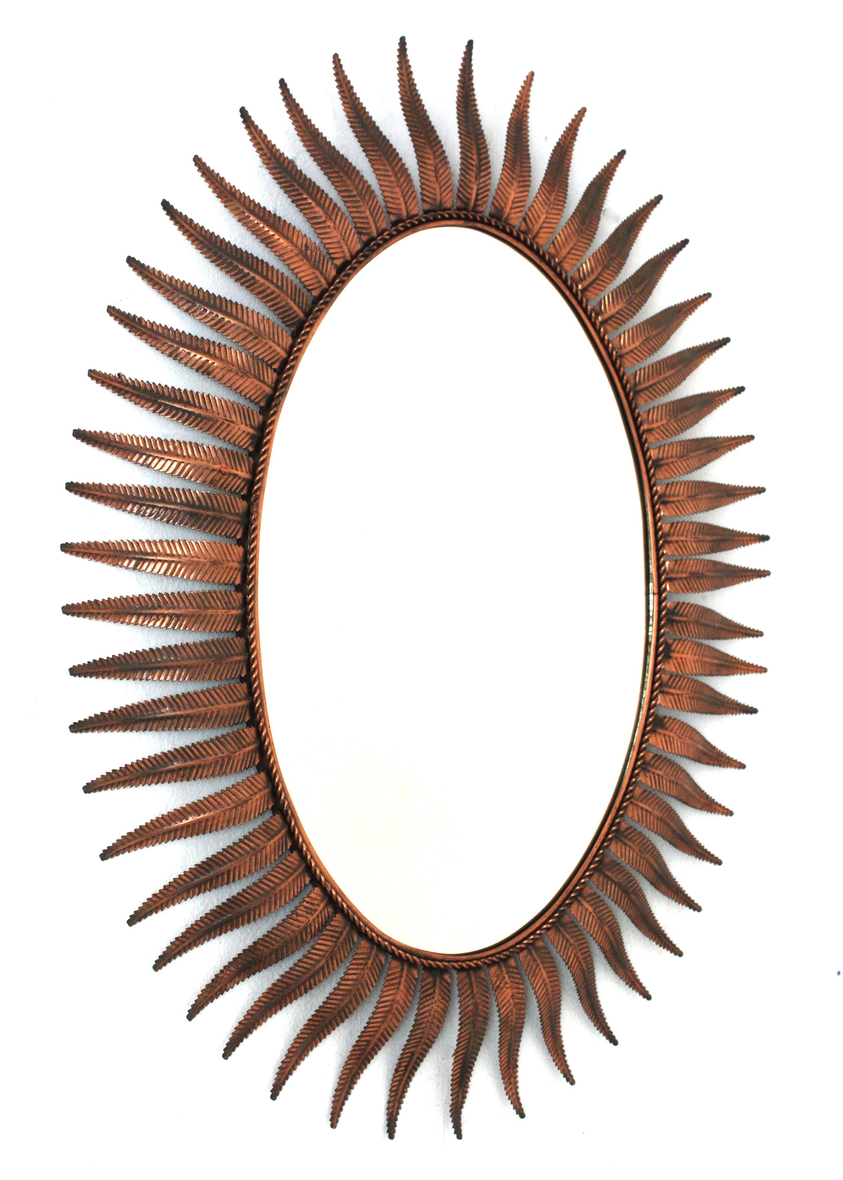 Spanischer ovaler Spiegel mit Sonnenschliff aus Kupfermetall, 1950er Jahre (Moderne der Mitte des Jahrhunderts) im Angebot