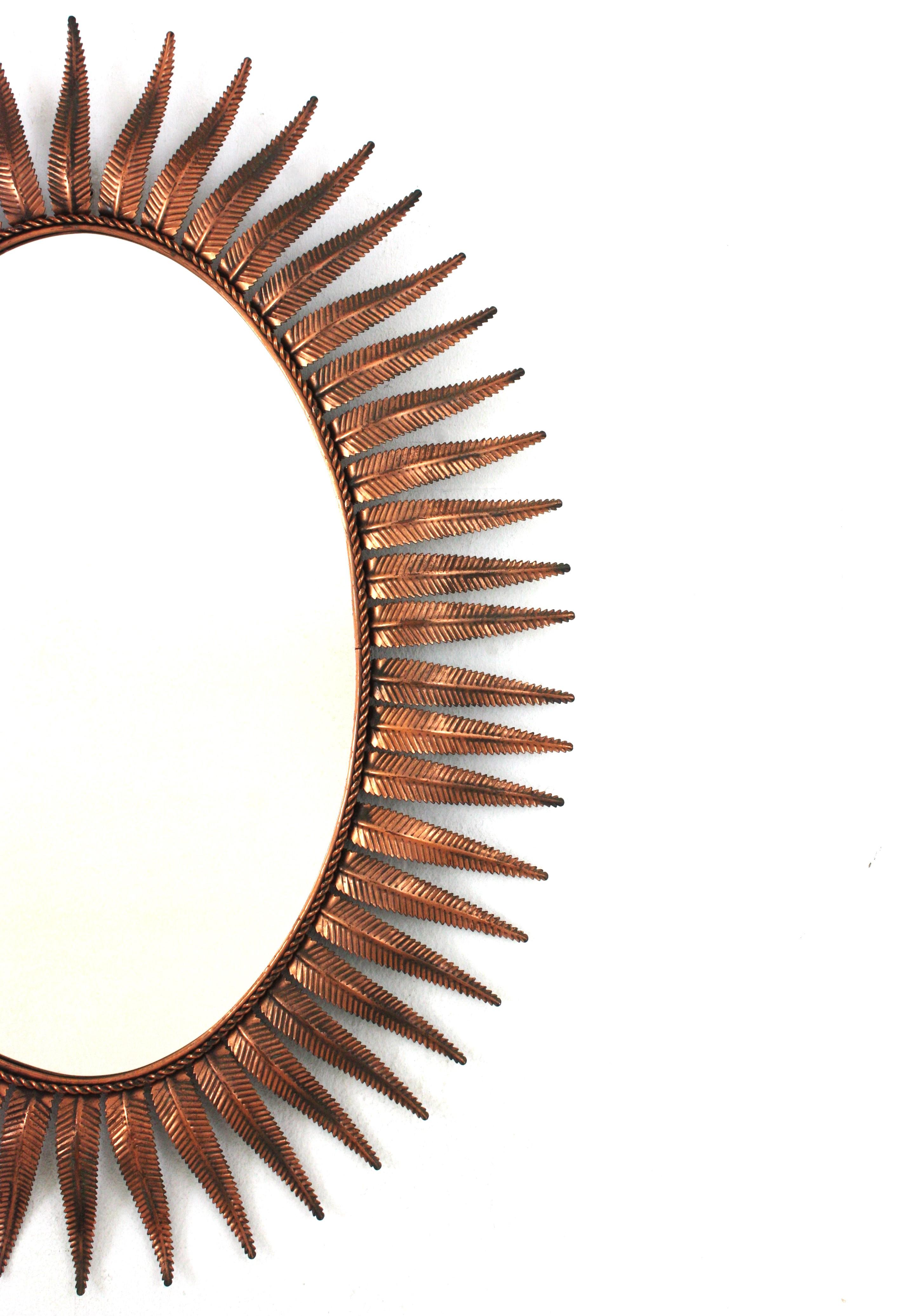 Spanischer ovaler Spiegel mit Sonnenschliff aus Kupfermetall, 1950er Jahre (20. Jahrhundert) im Angebot