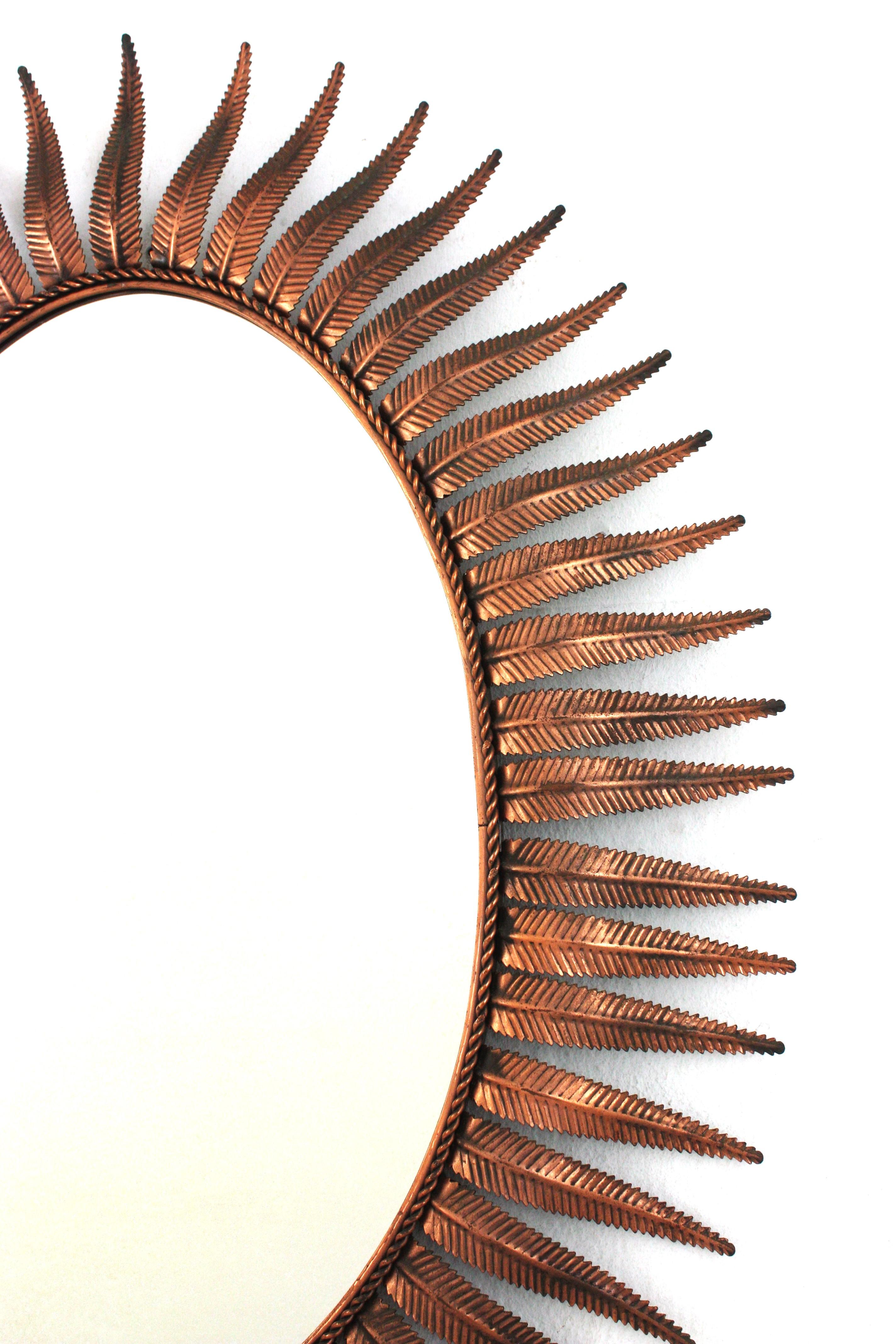 Spanischer ovaler Spiegel mit Sonnenschliff aus Kupfermetall, 1950er Jahre im Angebot 1