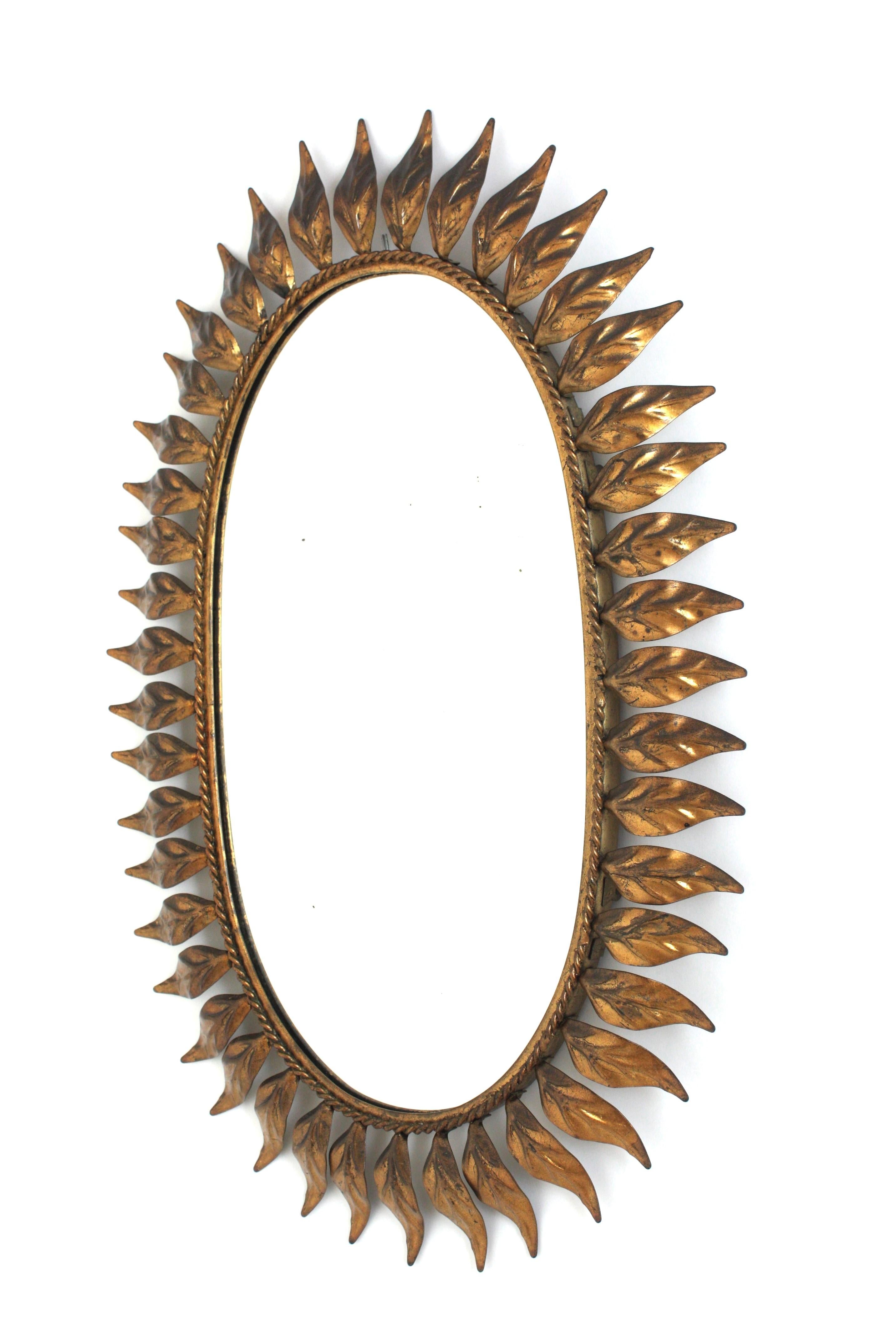 Espejo oval español de hierro dorado con marco de hojas, años 50 en venta 3
