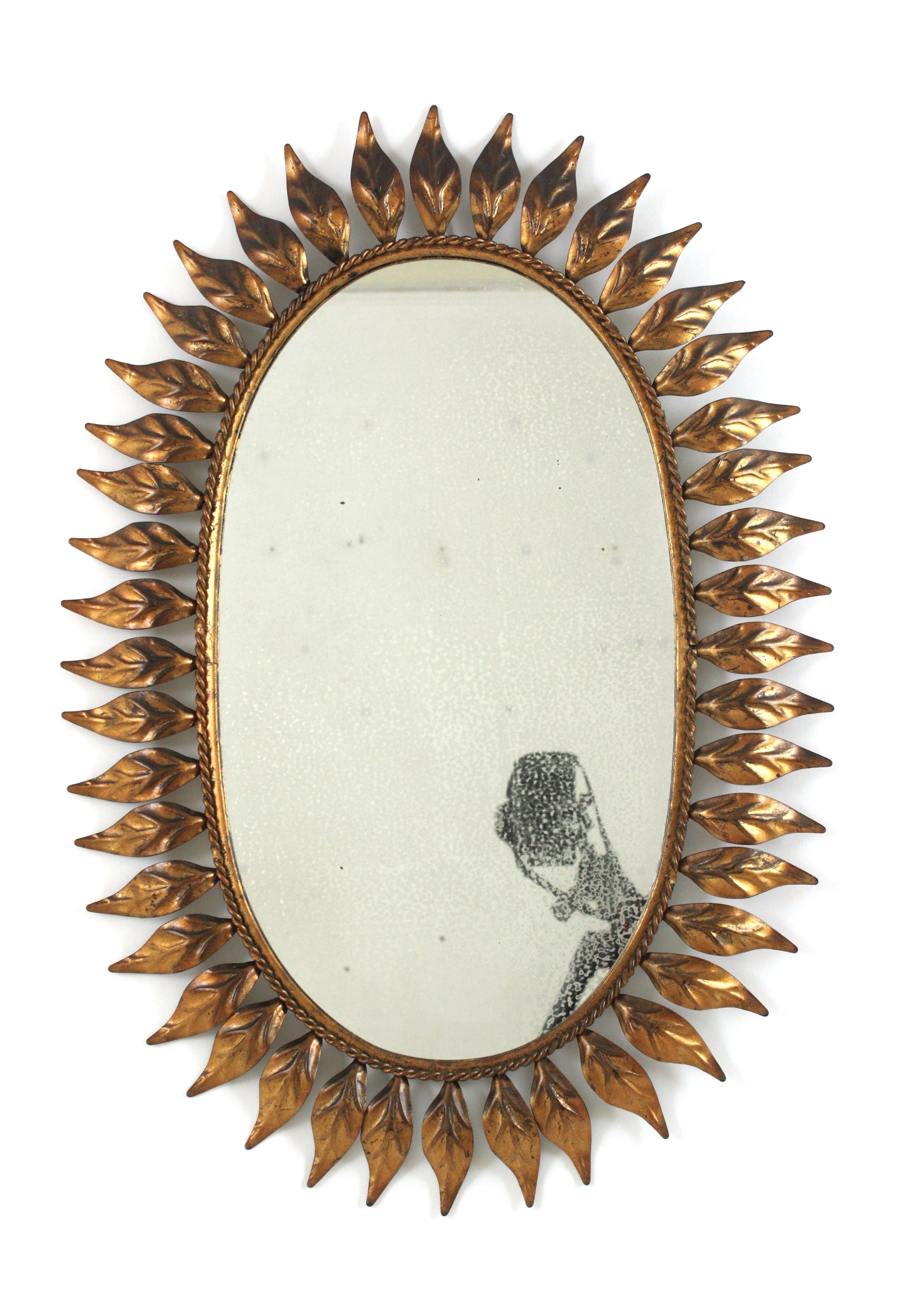 Espejo oval español de hierro dorado con marco de hojas, años 50 en venta 4