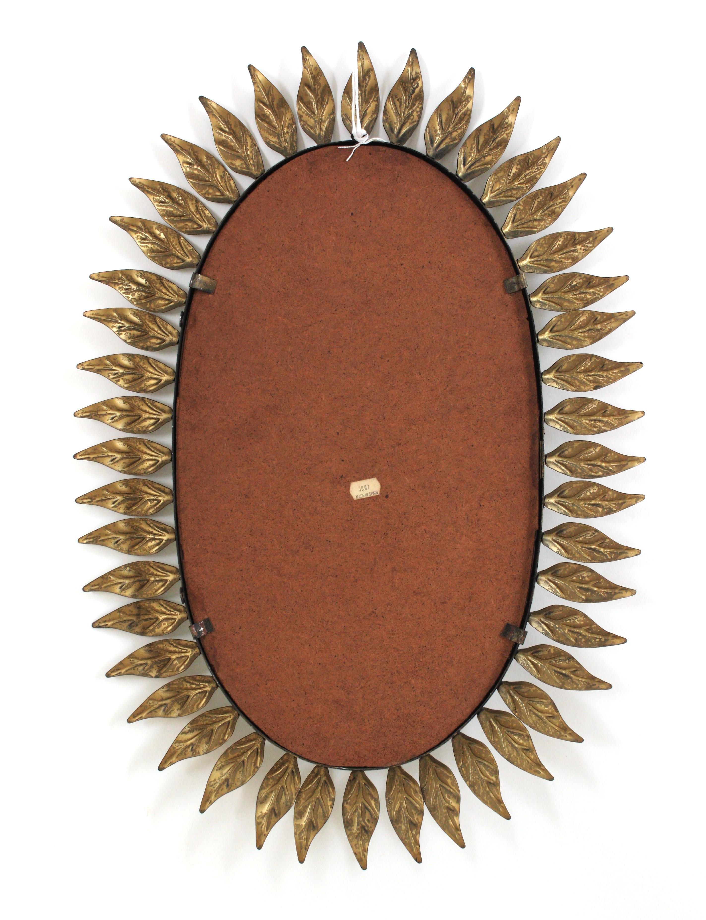 Espejo oval español de hierro dorado con marco de hojas, años 50 en venta 5