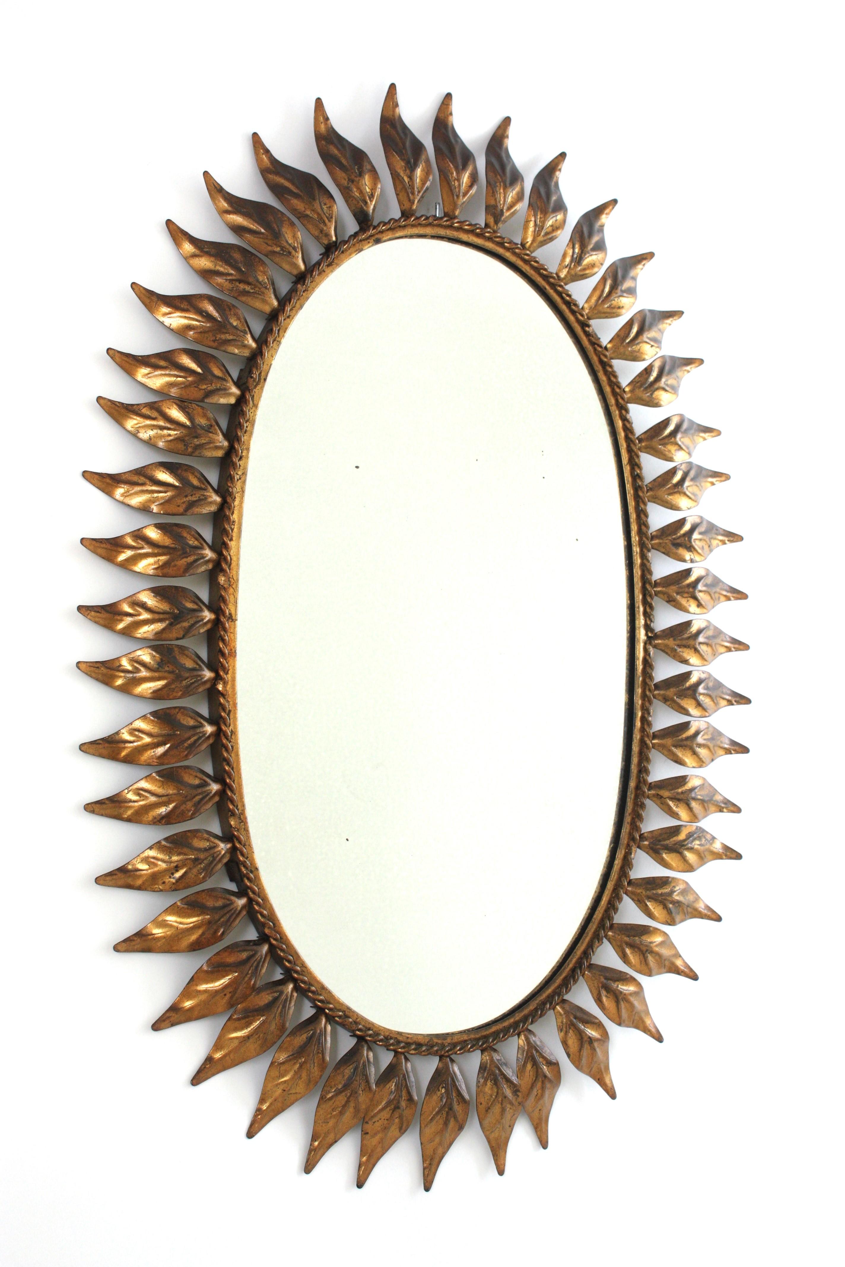 Espejo oval español de hierro dorado con marco de hojas, años 50 Moderno de mediados de siglo en venta