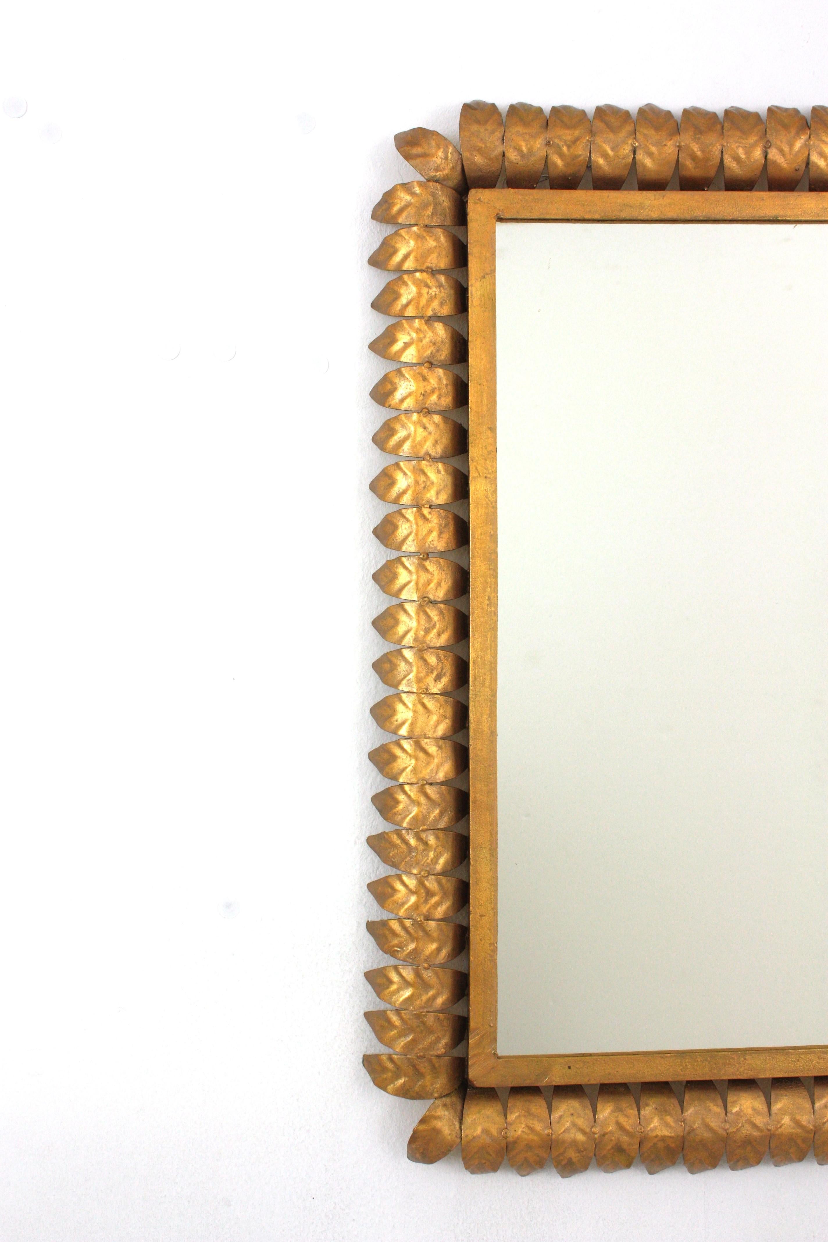 Miroir rectangulaire espagnol Sunburst en métal doré, Hollywood Regency Bon état - En vente à Barcelona, ES
