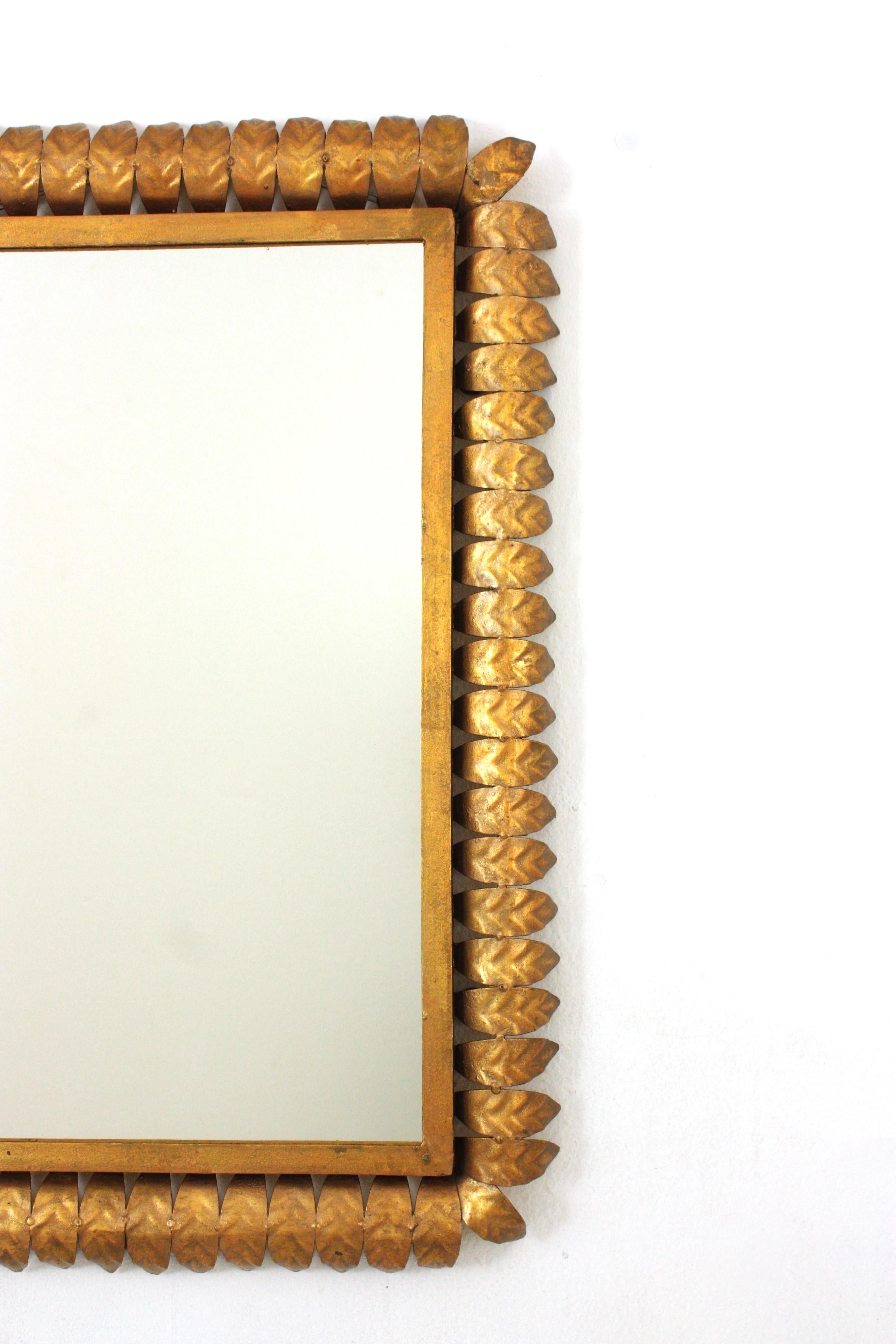 20ième siècle Miroir rectangulaire espagnol Sunburst en métal doré, Hollywood Regency en vente
