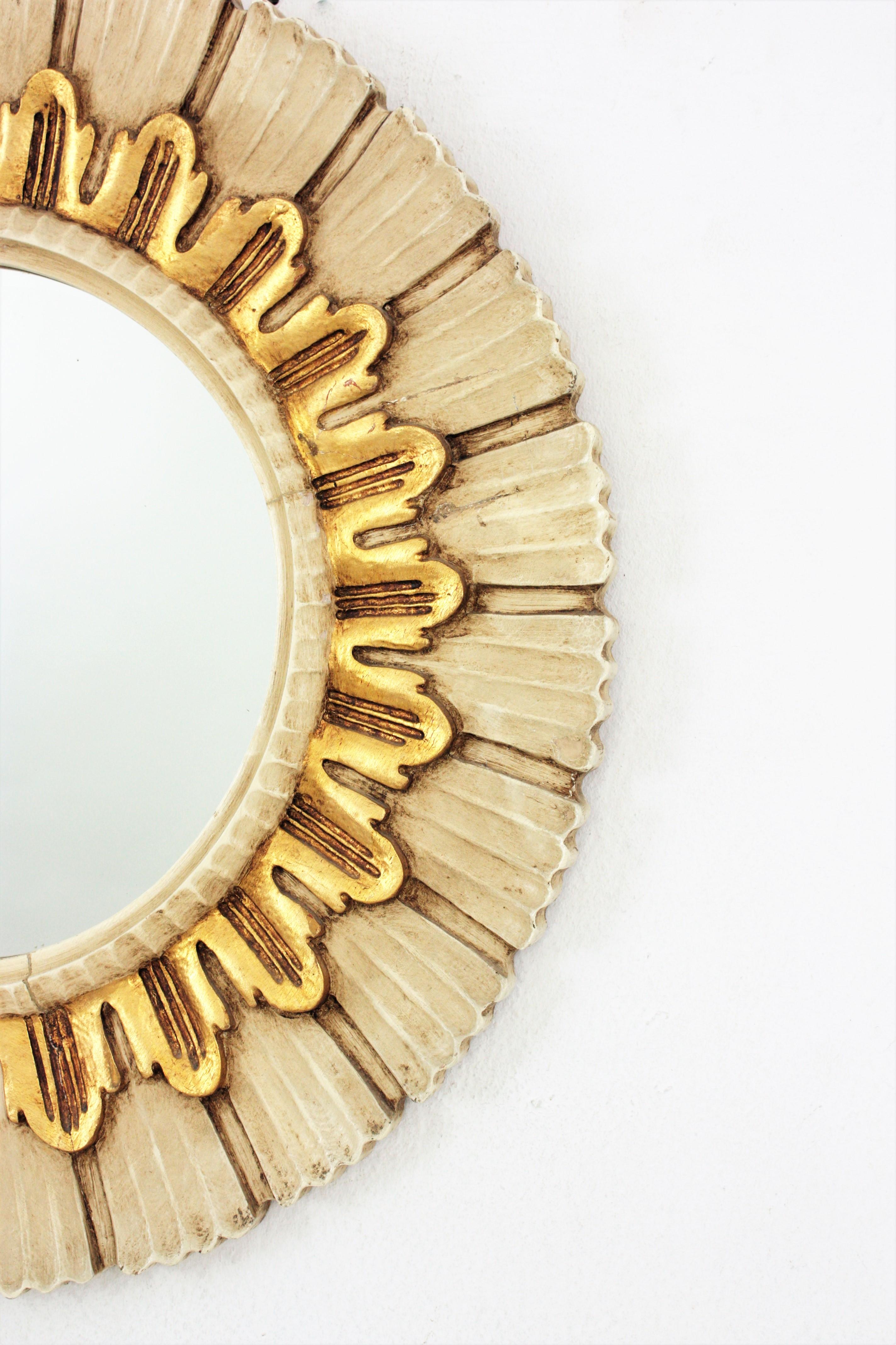 Spanish Sunburst Round Wall Mirror in Beige and Gold Giltwood In Good Condition In Barcelona, ES
