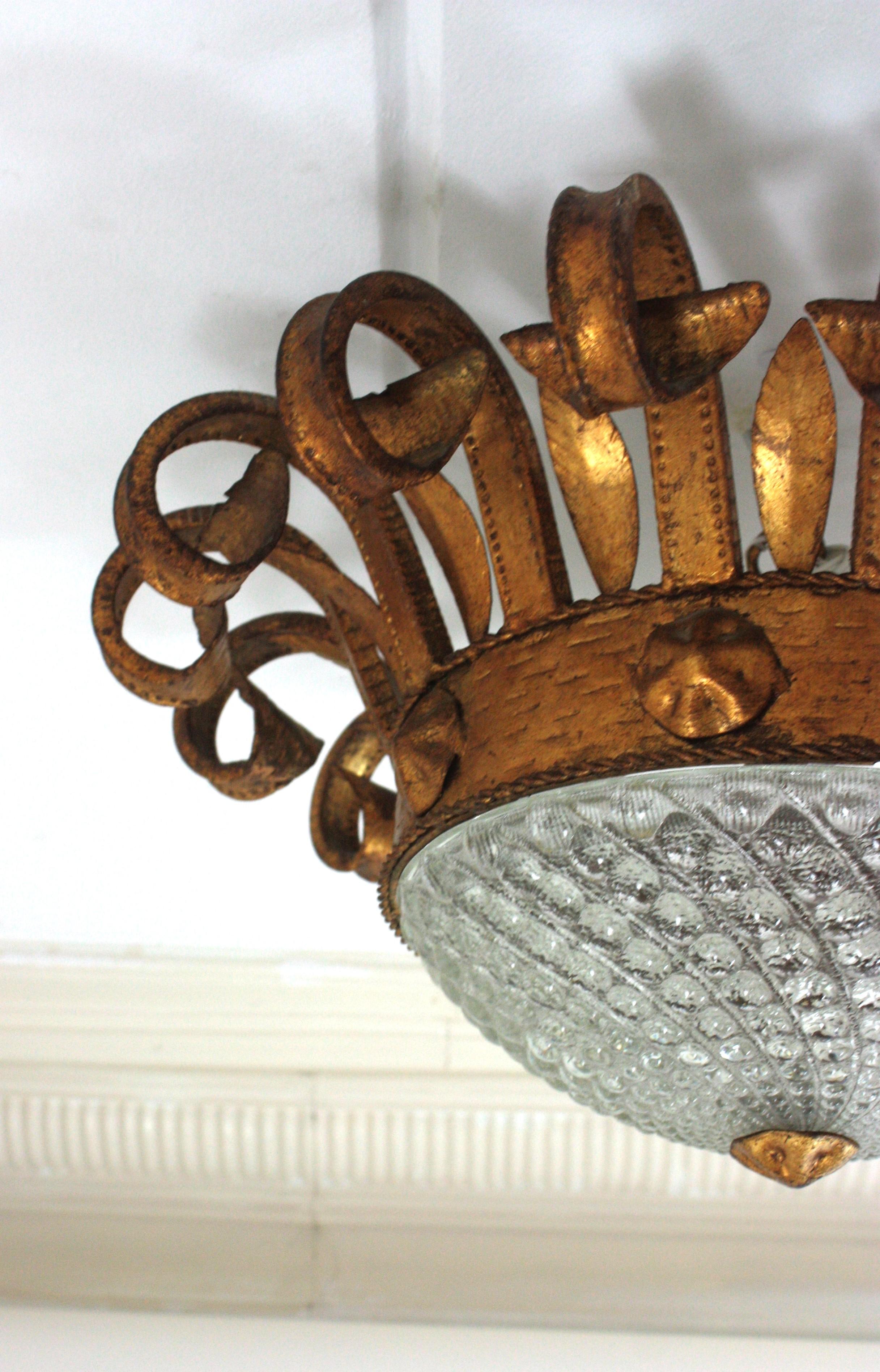 Luminaire espagnol en fer forgé doré et verre à volutes, années 1940 en vente 2