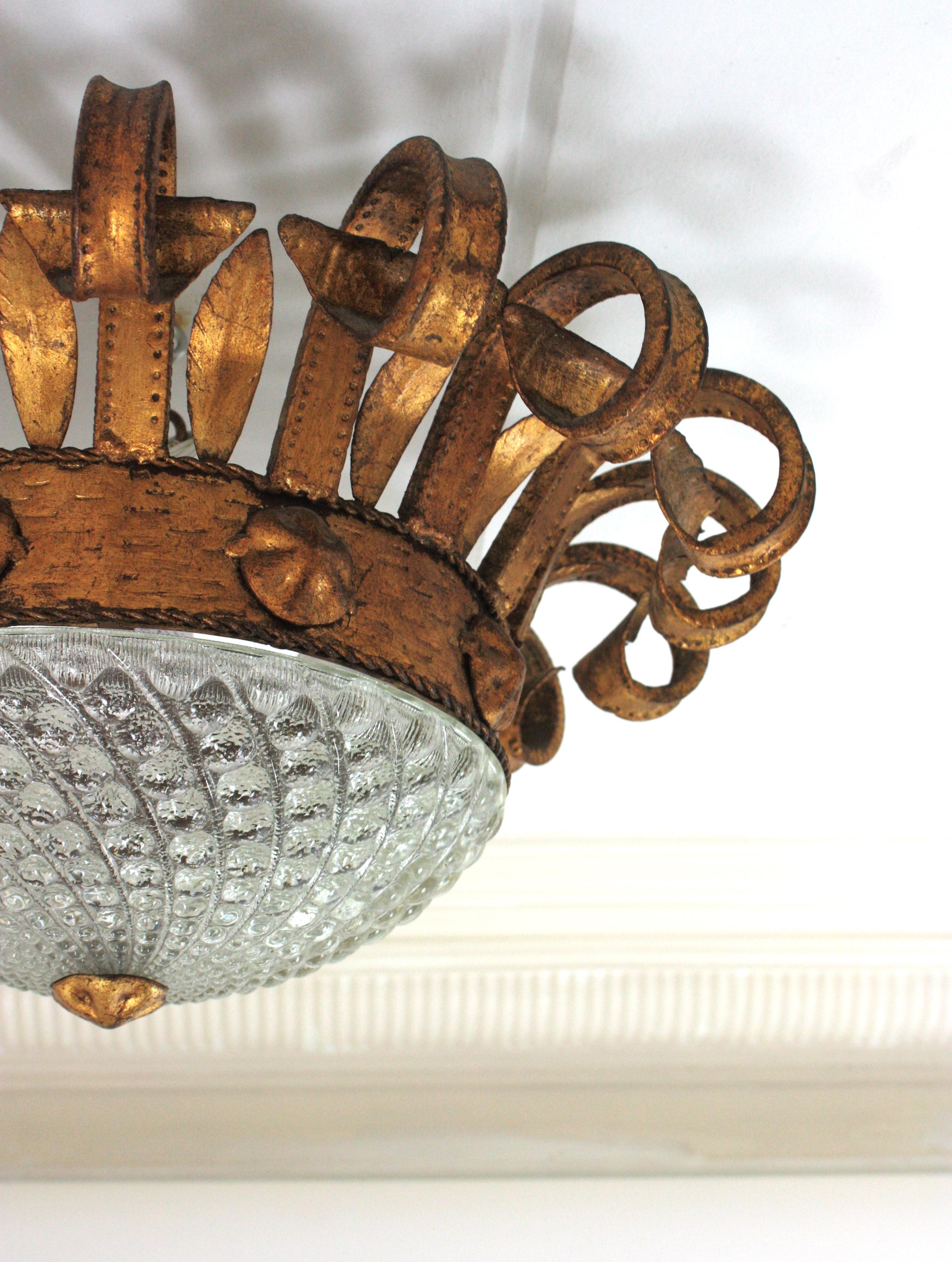 Luminaire espagnol en fer forgé doré et verre à volutes, années 1940 en vente 3