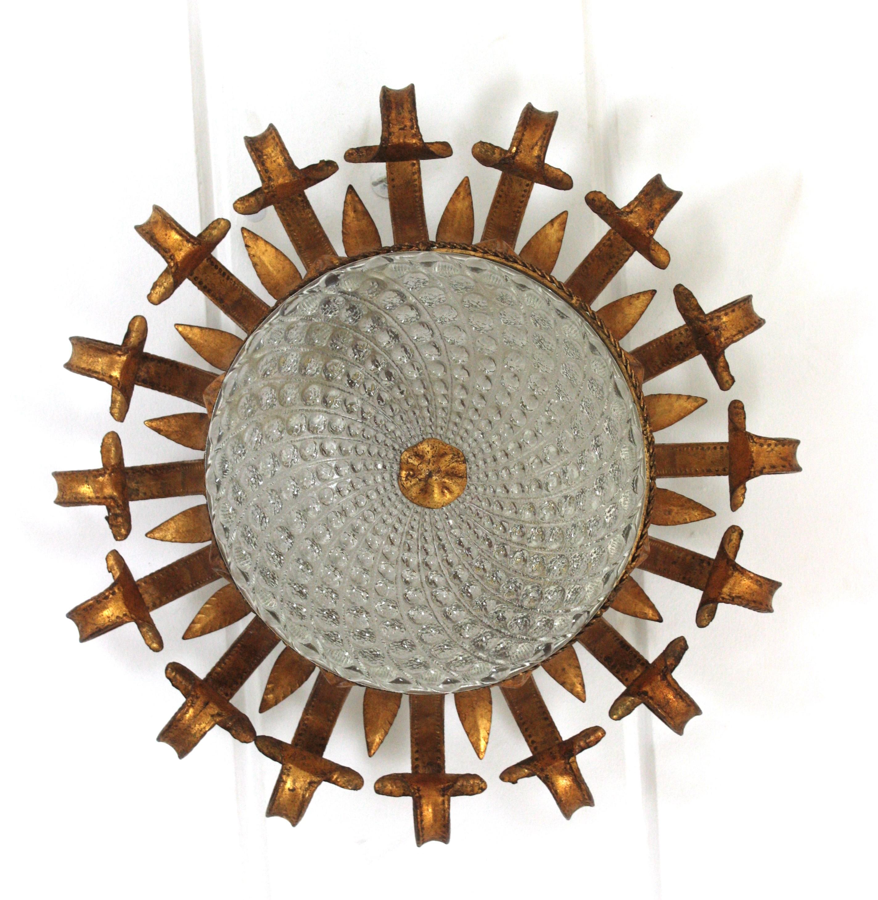 Luminaire espagnol en fer forgé doré et verre à volutes, années 1940 en vente 4