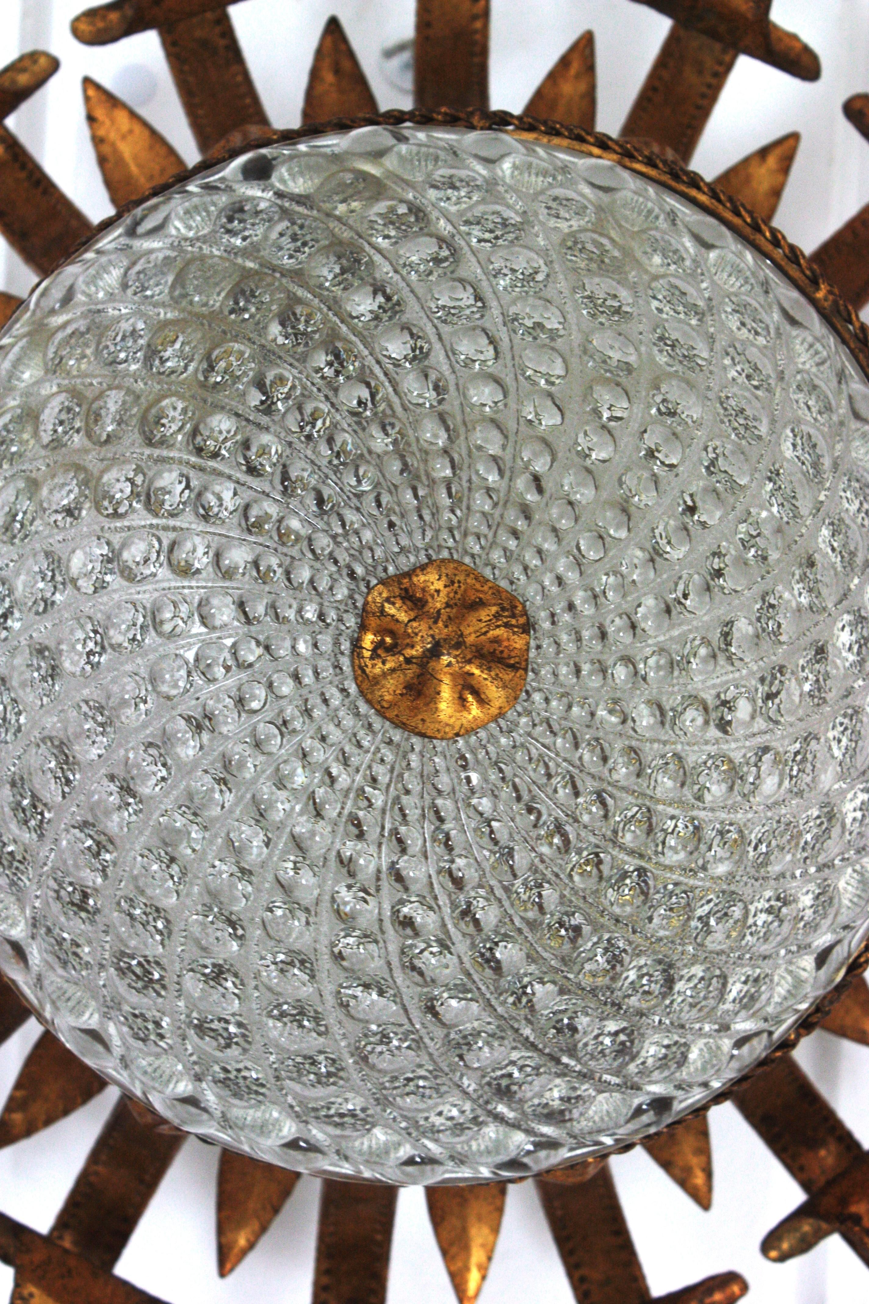 Luminaire espagnol en fer forgé doré et verre à volutes, années 1940 en vente 5