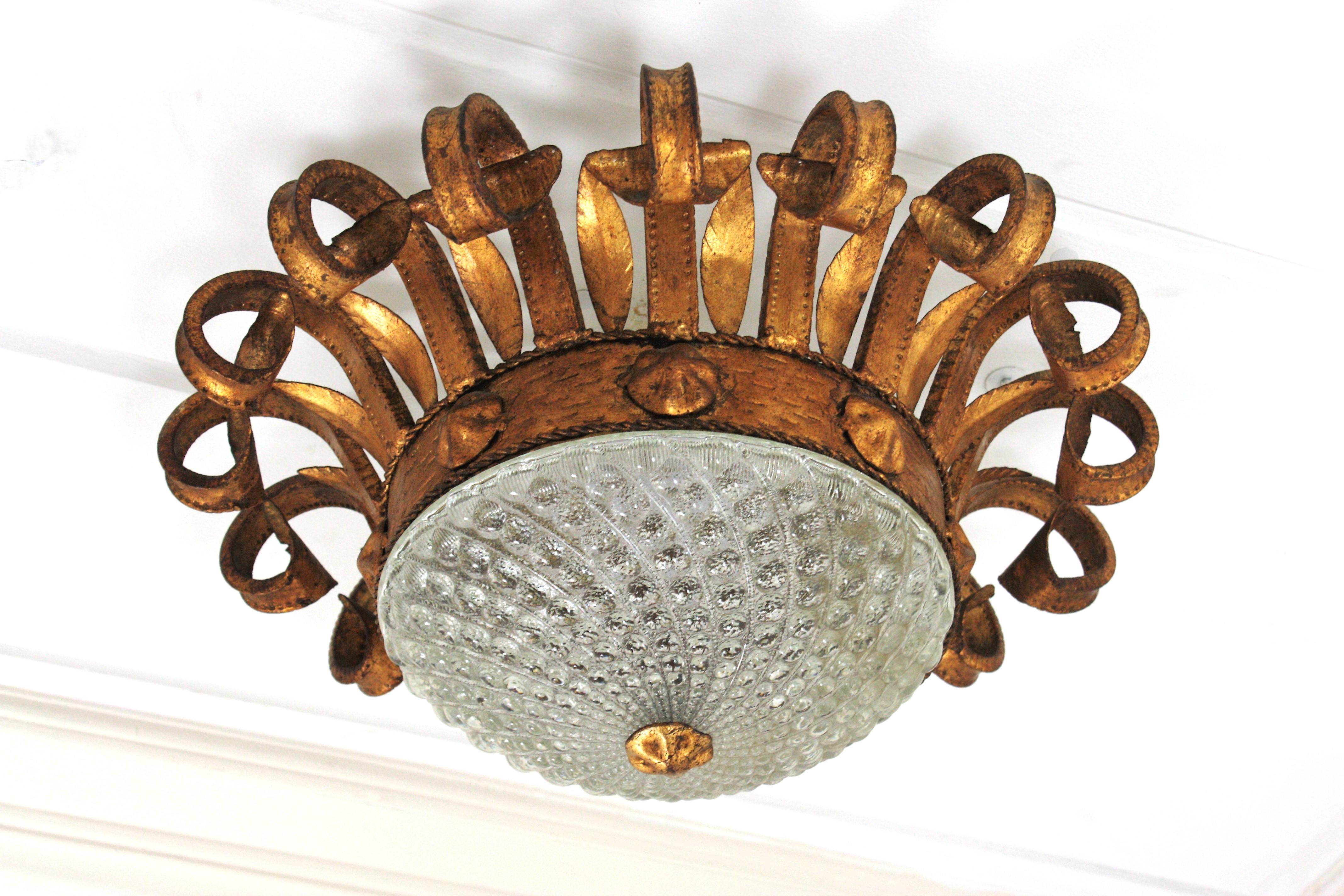 Luminaire espagnol en fer forgé doré et verre à volutes, années 1940 en vente 7