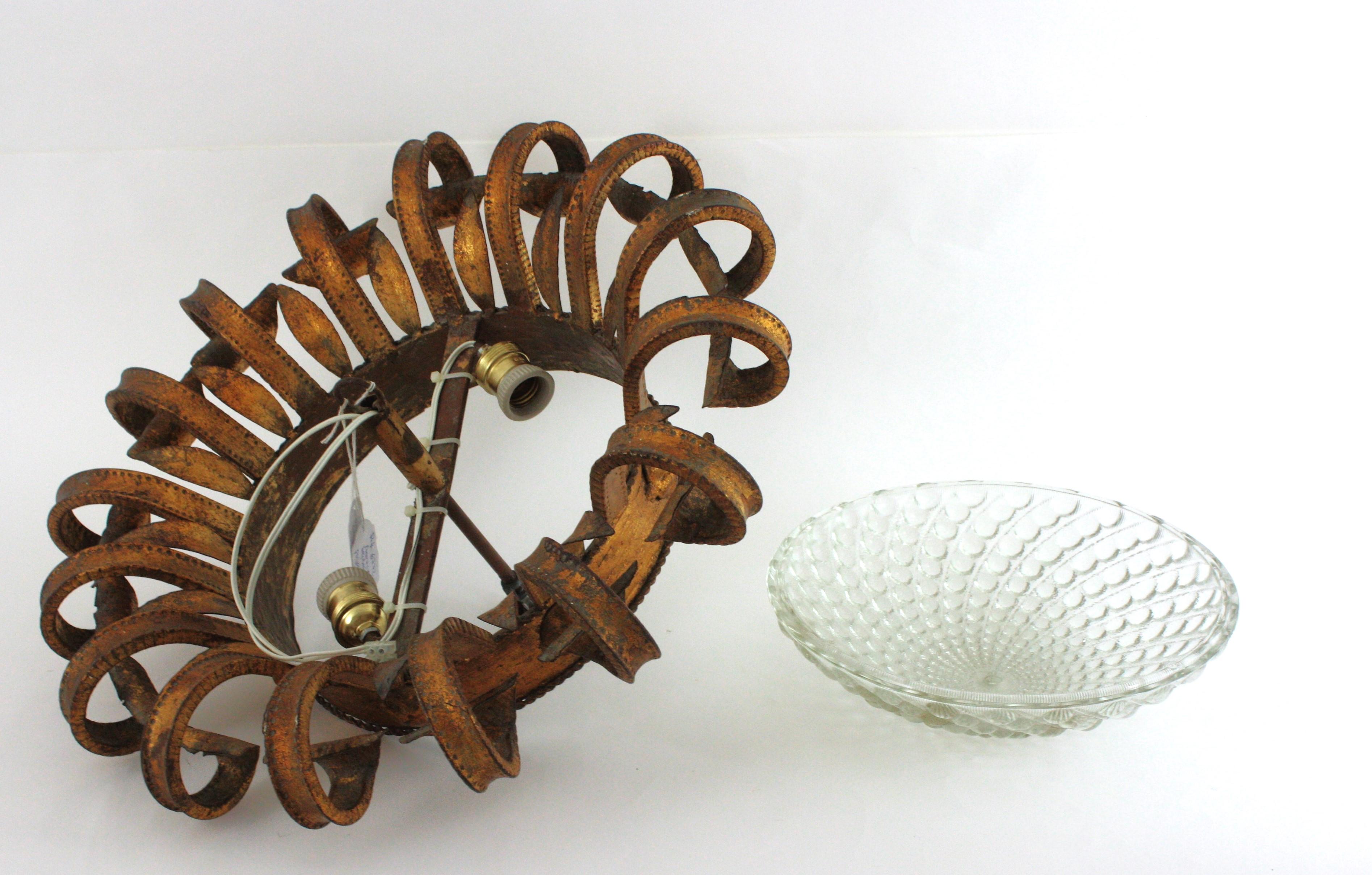 Luminaire espagnol en fer forgé doré et verre à volutes, années 1940 en vente 10
