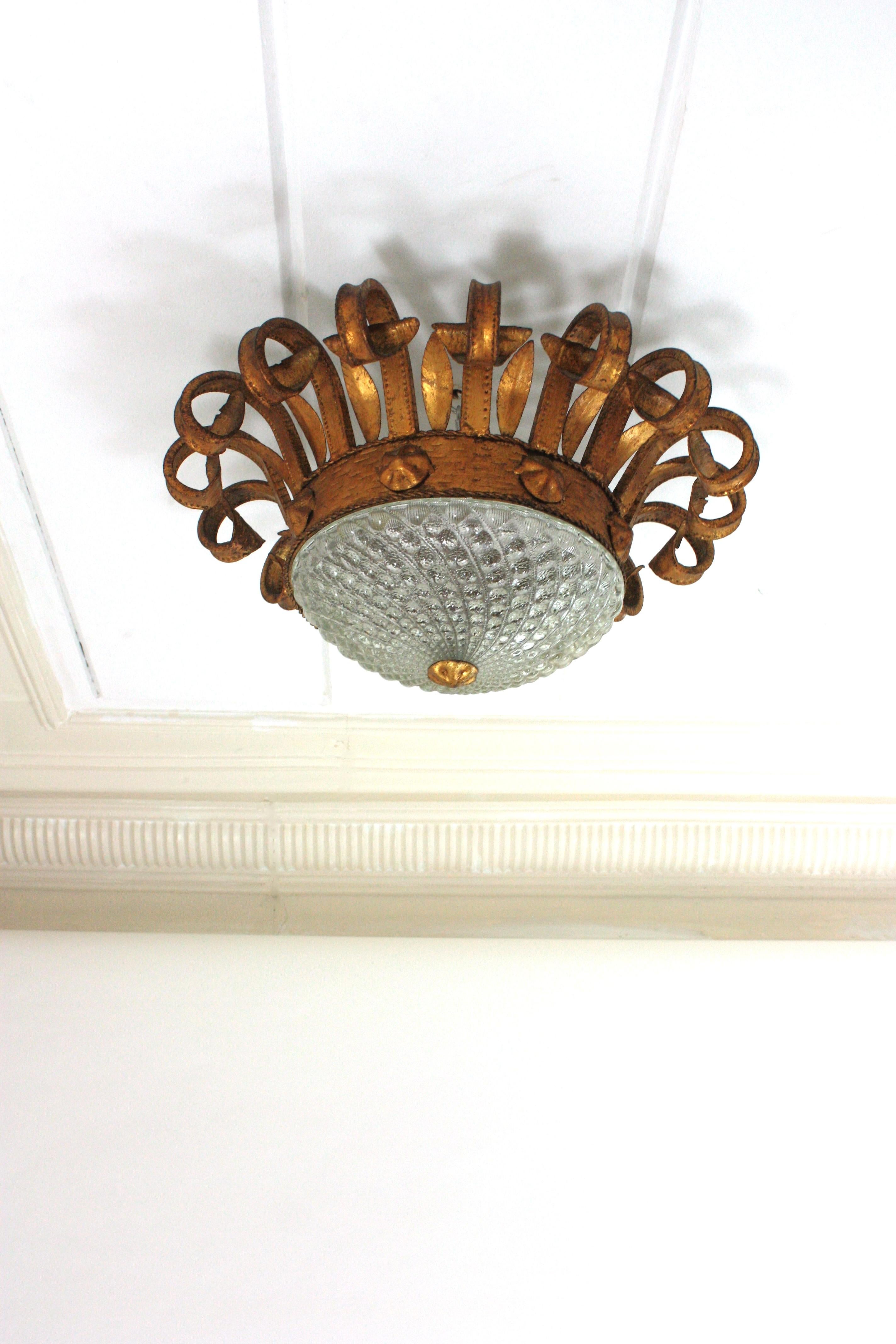 Hollywood Regency Luminaire espagnol en fer forgé doré et verre à volutes, années 1940 en vente