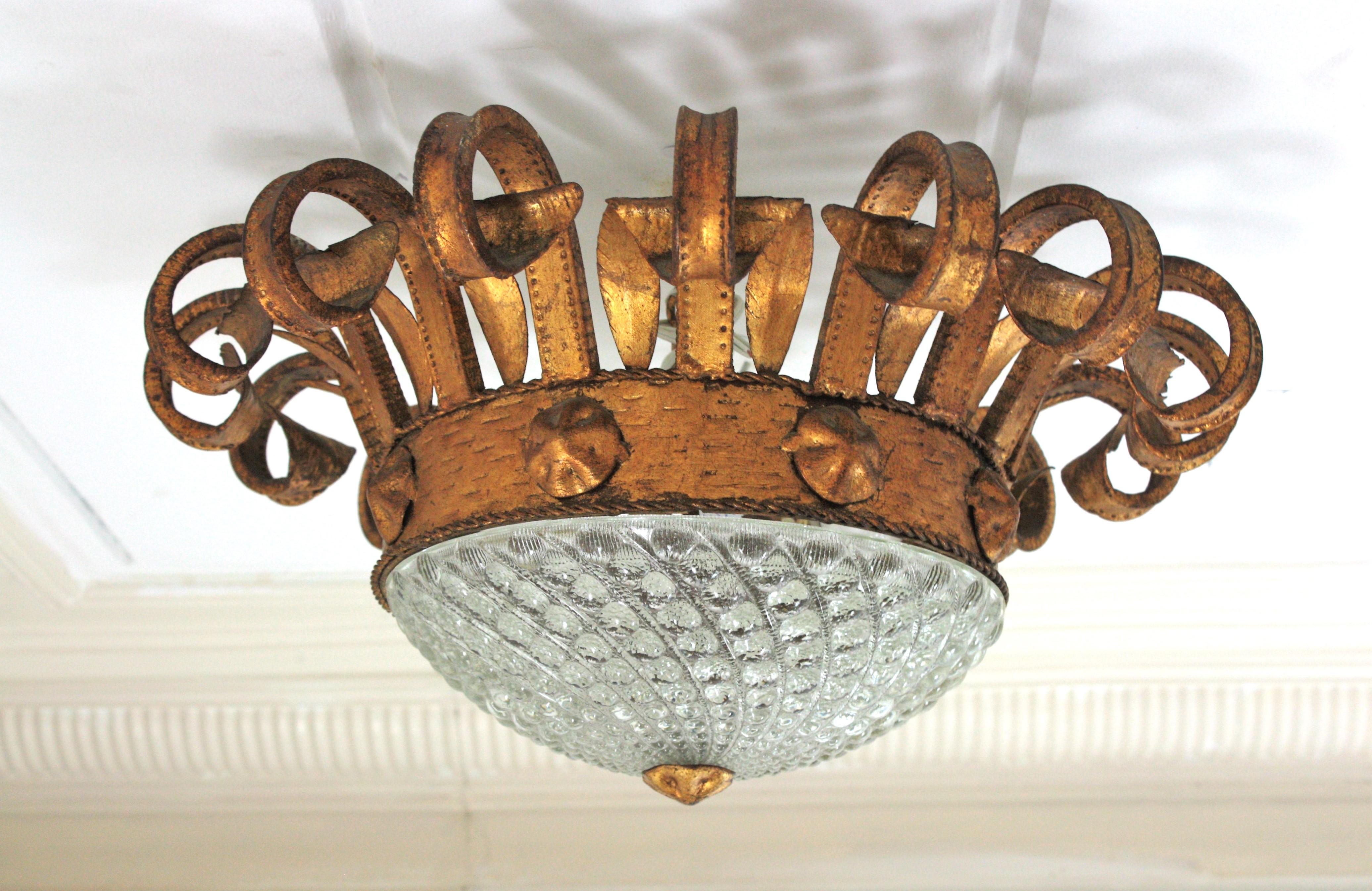 Espagnol Luminaire espagnol en fer forgé doré et verre à volutes, années 1940 en vente