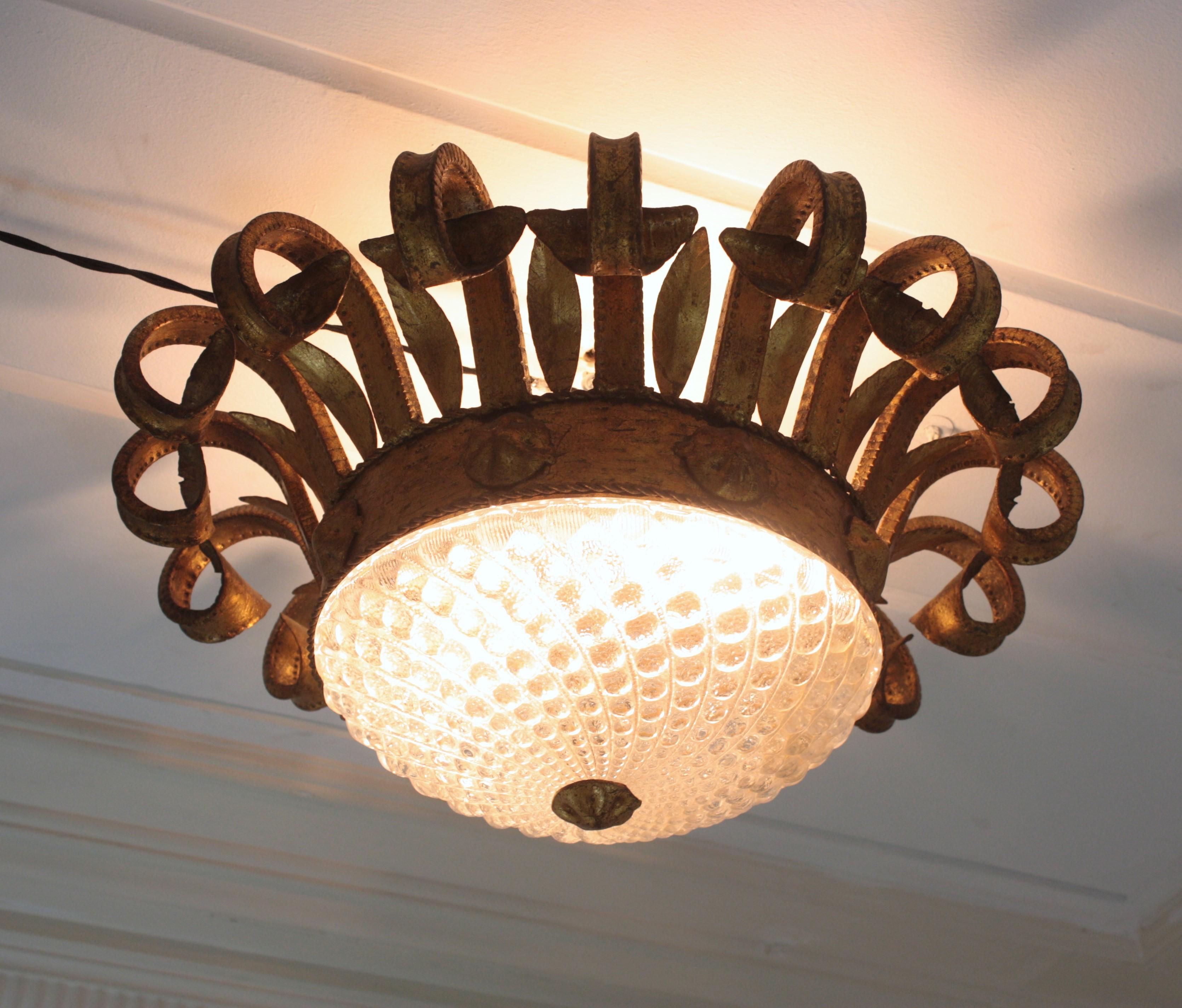 Doré Luminaire espagnol en fer forgé doré et verre à volutes, années 1940 en vente