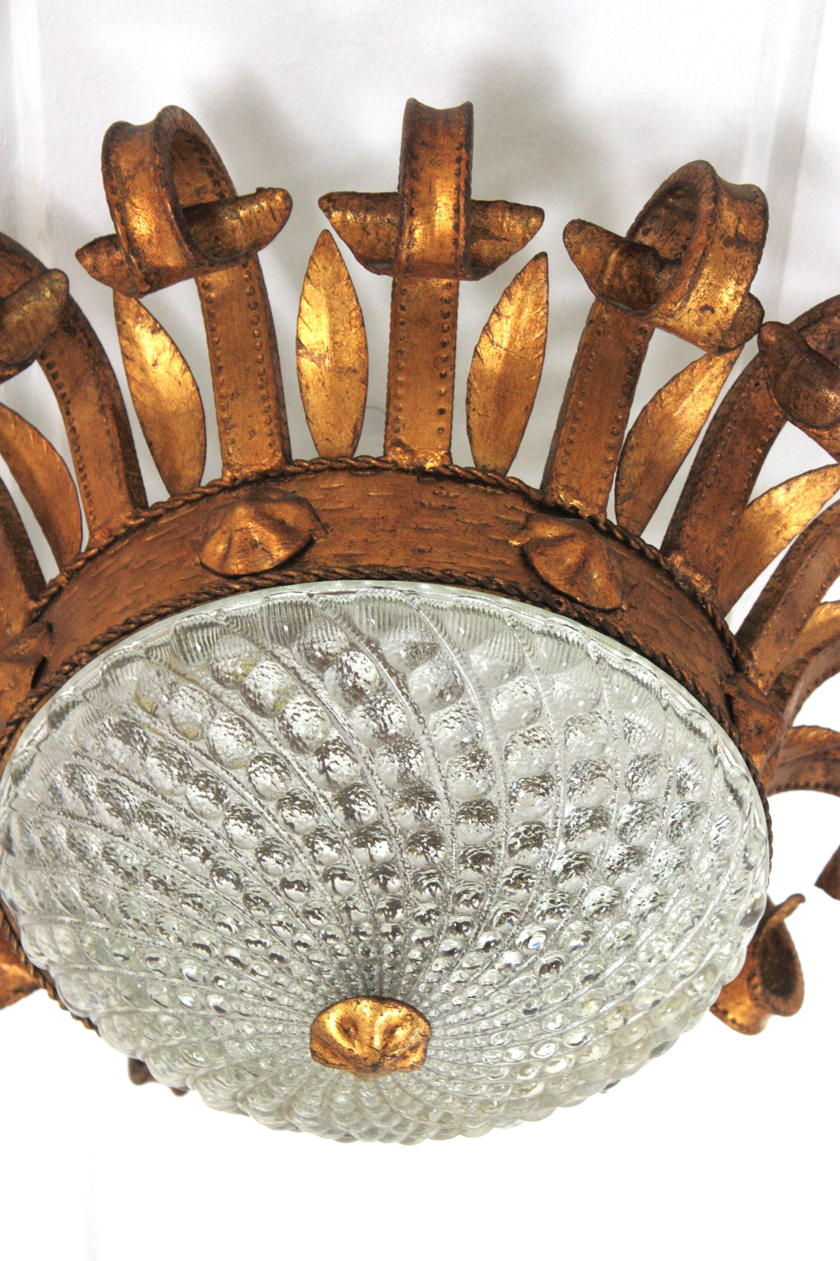 Luminaire espagnol en fer forgé doré et verre à volutes, années 1940 Bon état - En vente à Barcelona, ES