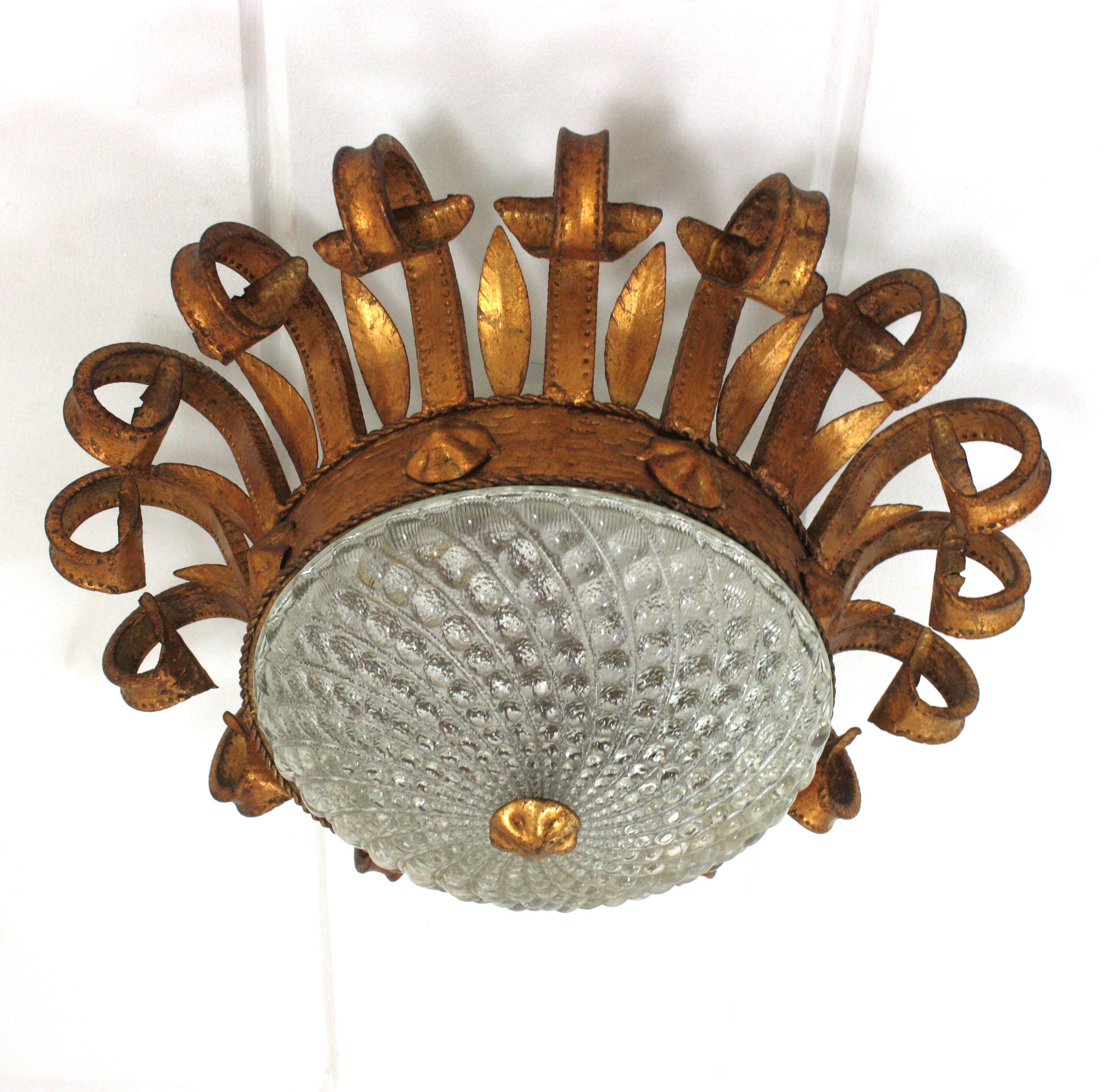 20ième siècle Luminaire espagnol en fer forgé doré et verre à volutes, années 1940 en vente