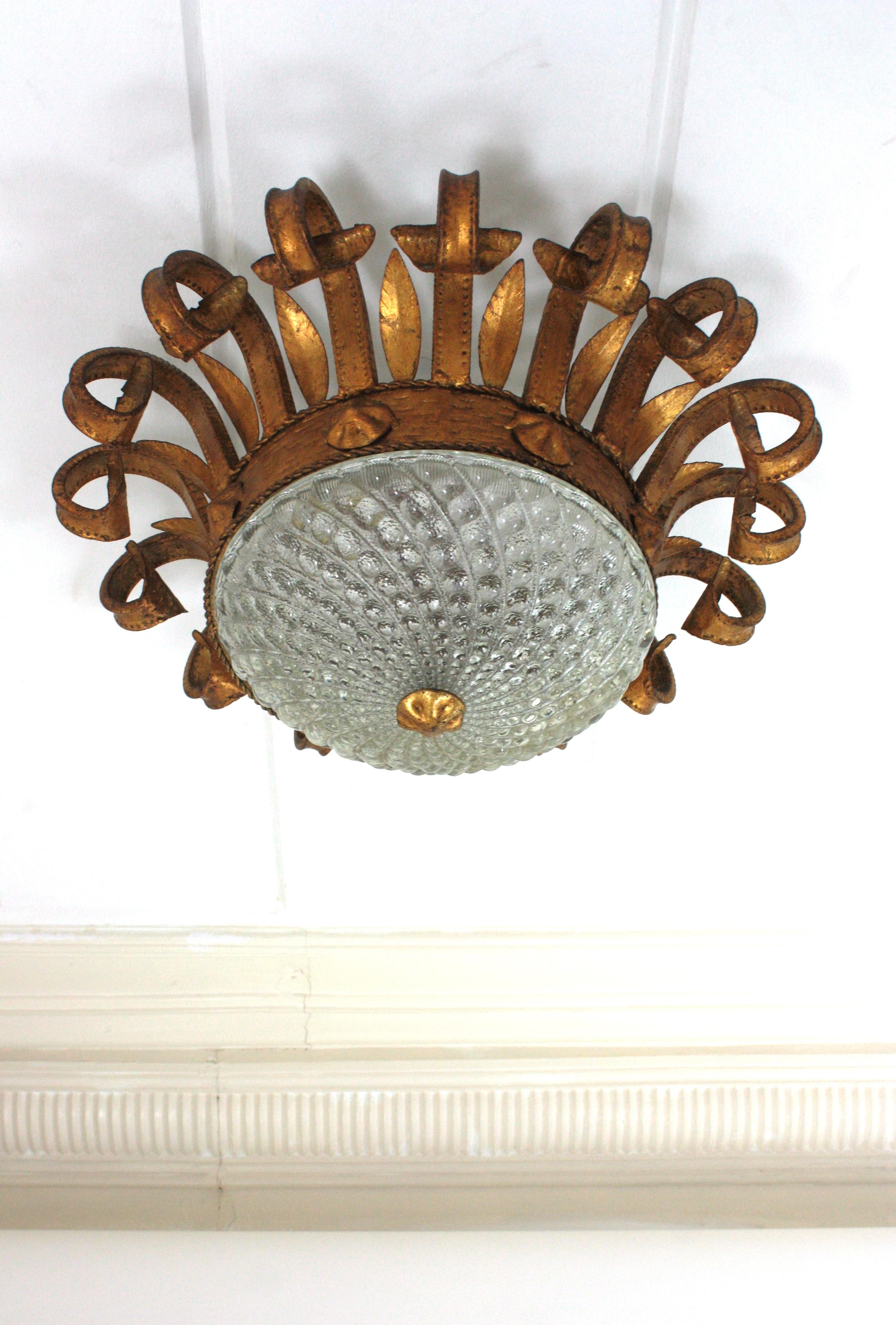 Verre Luminaire espagnol en fer forgé doré et verre à volutes, années 1940 en vente