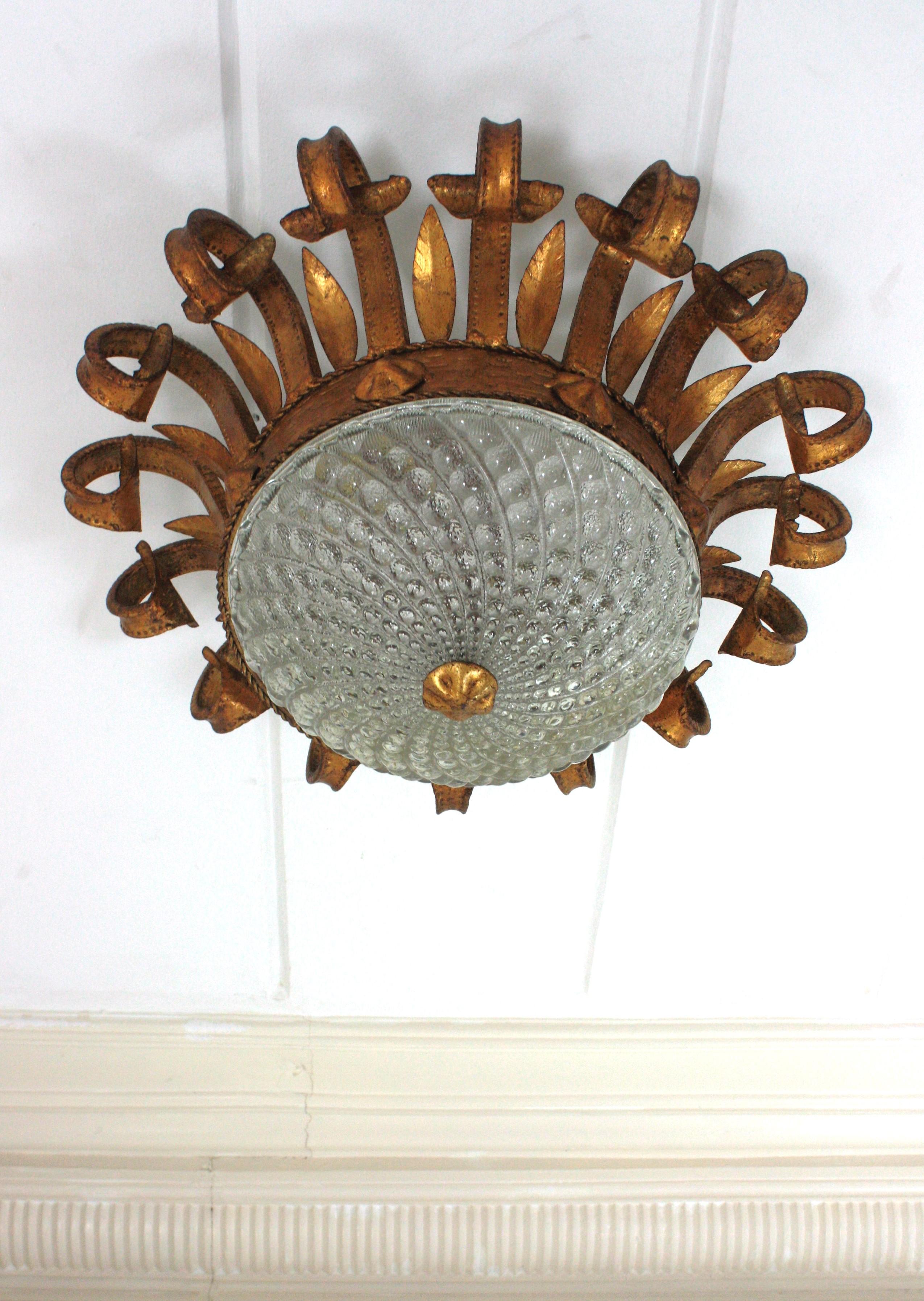 Luminaire espagnol en fer forgé doré et verre à volutes, années 1940 en vente 1