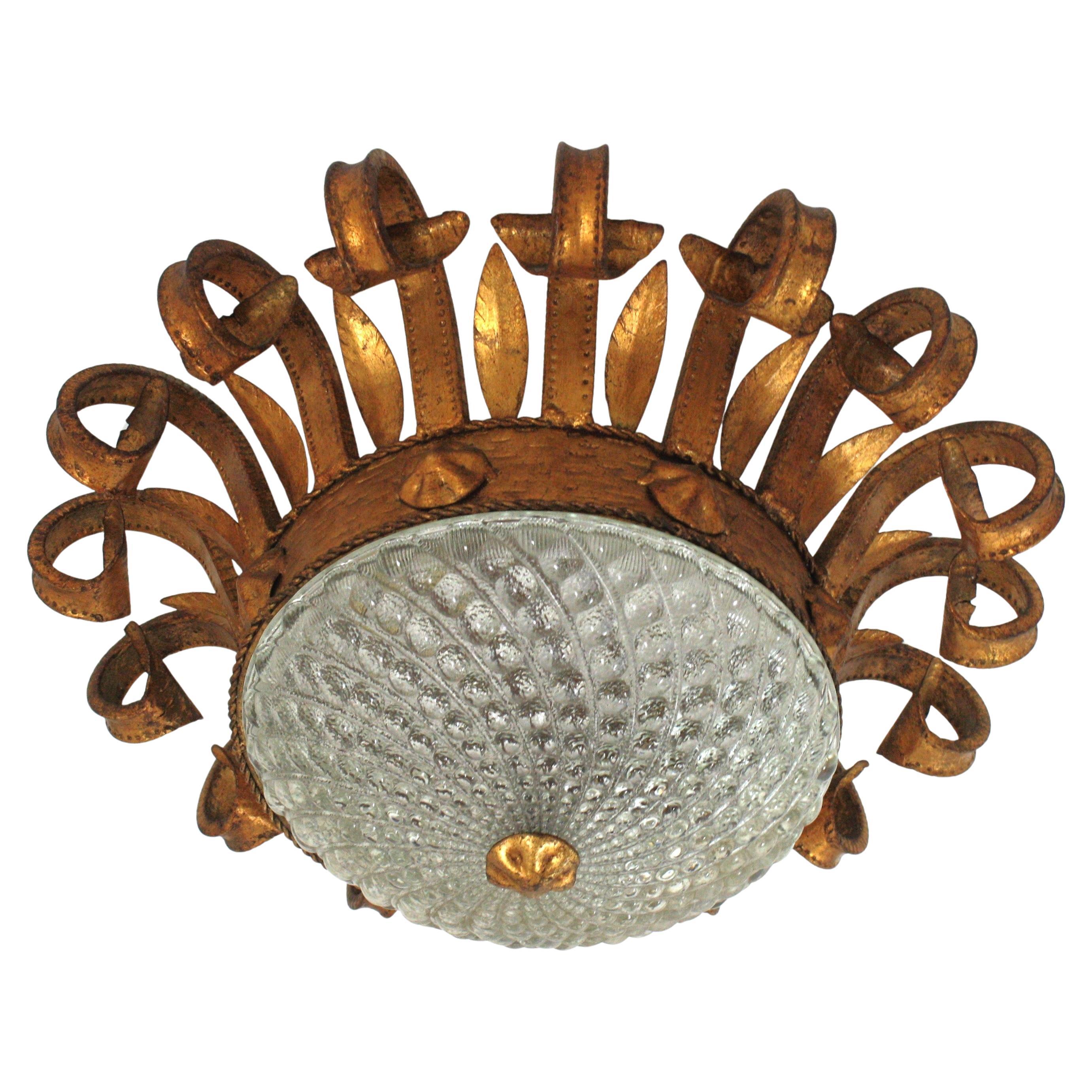 Luminaire espagnol en fer forgé doré et verre à volutes, années 1940 en vente