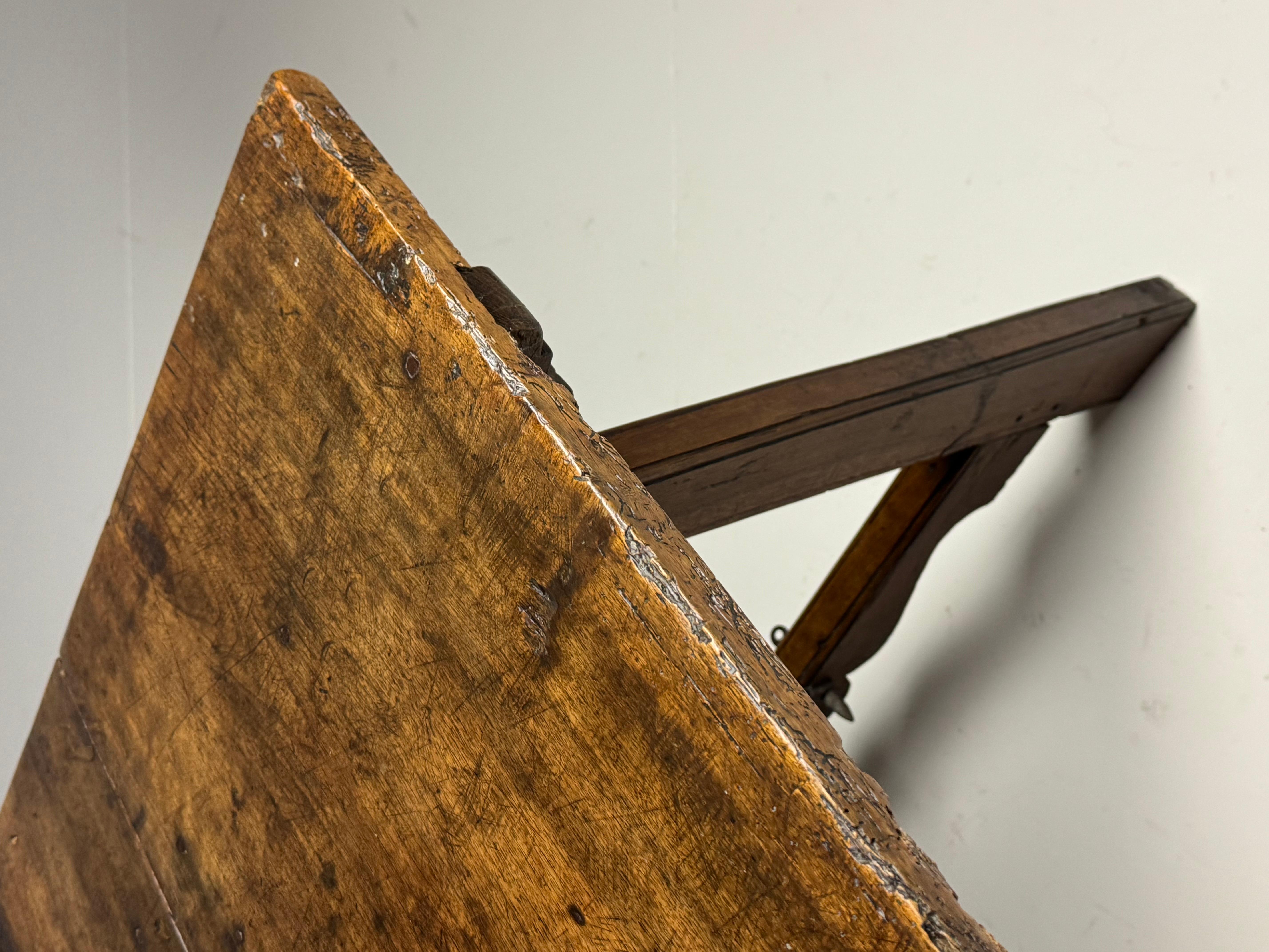 Table espagnole, XVIIIe siècle antique en vente 6