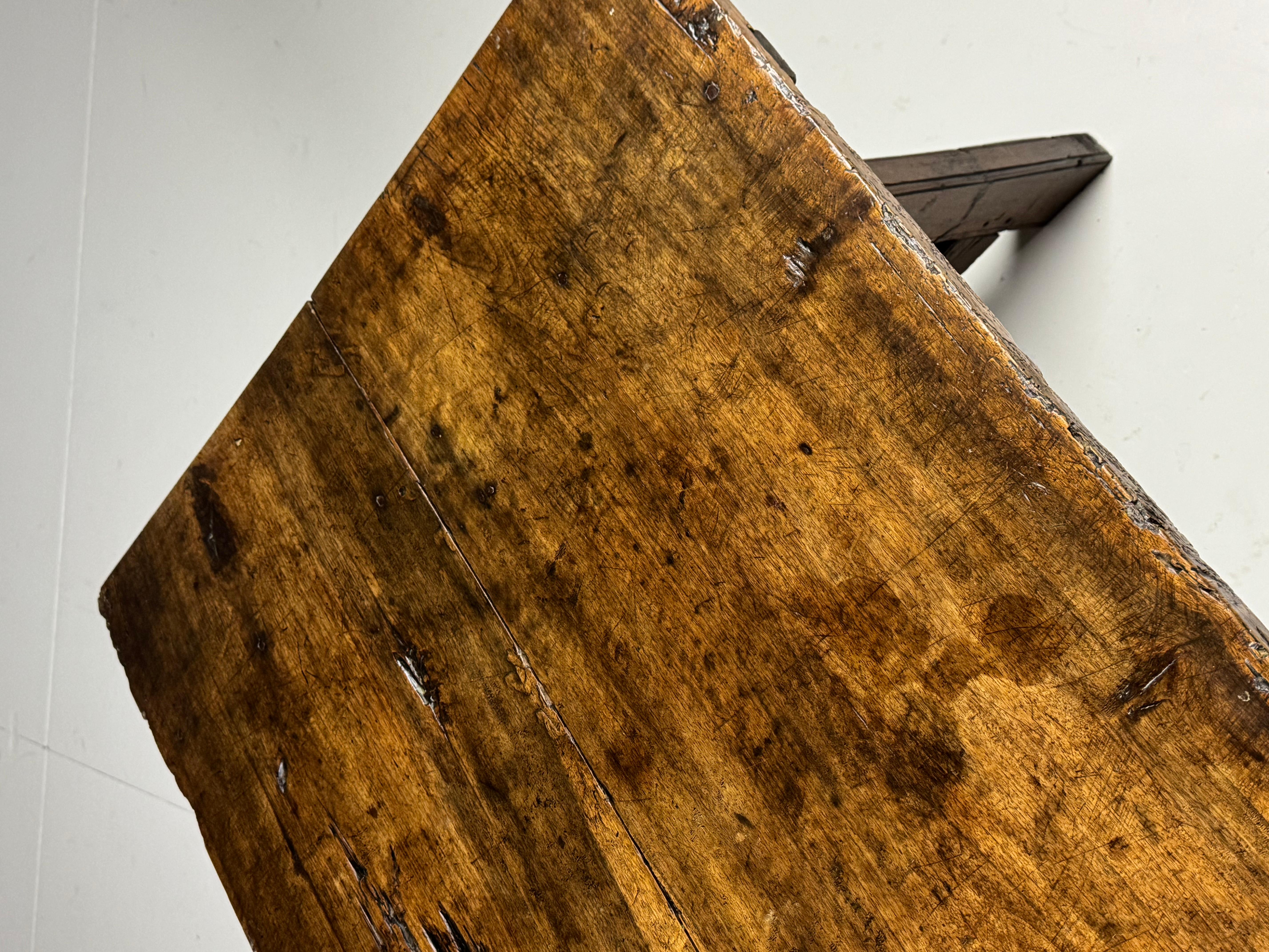 Table espagnole, XVIIIe siècle antique en vente 7