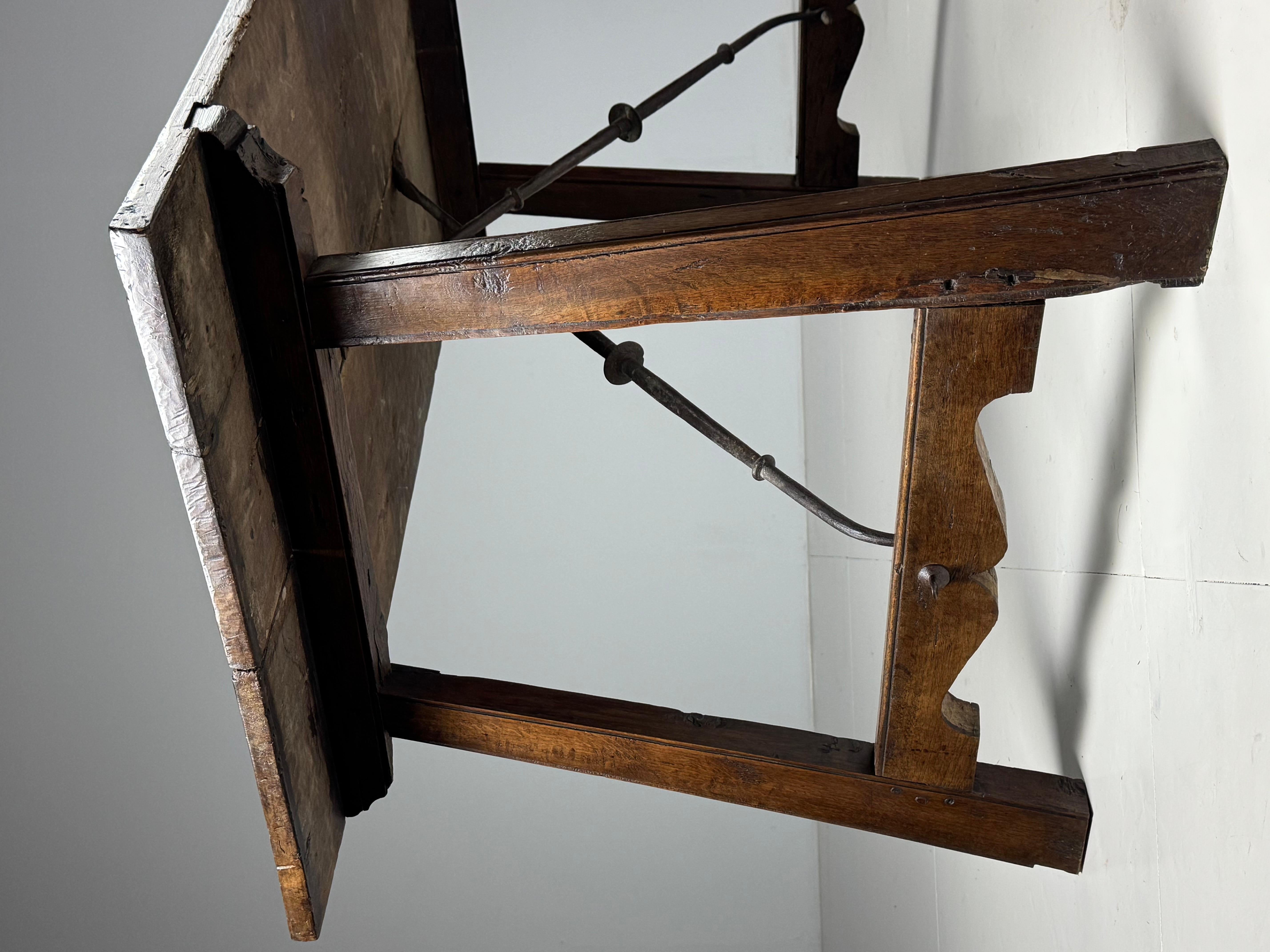 Table espagnole, XVIIIe siècle antique en vente 8