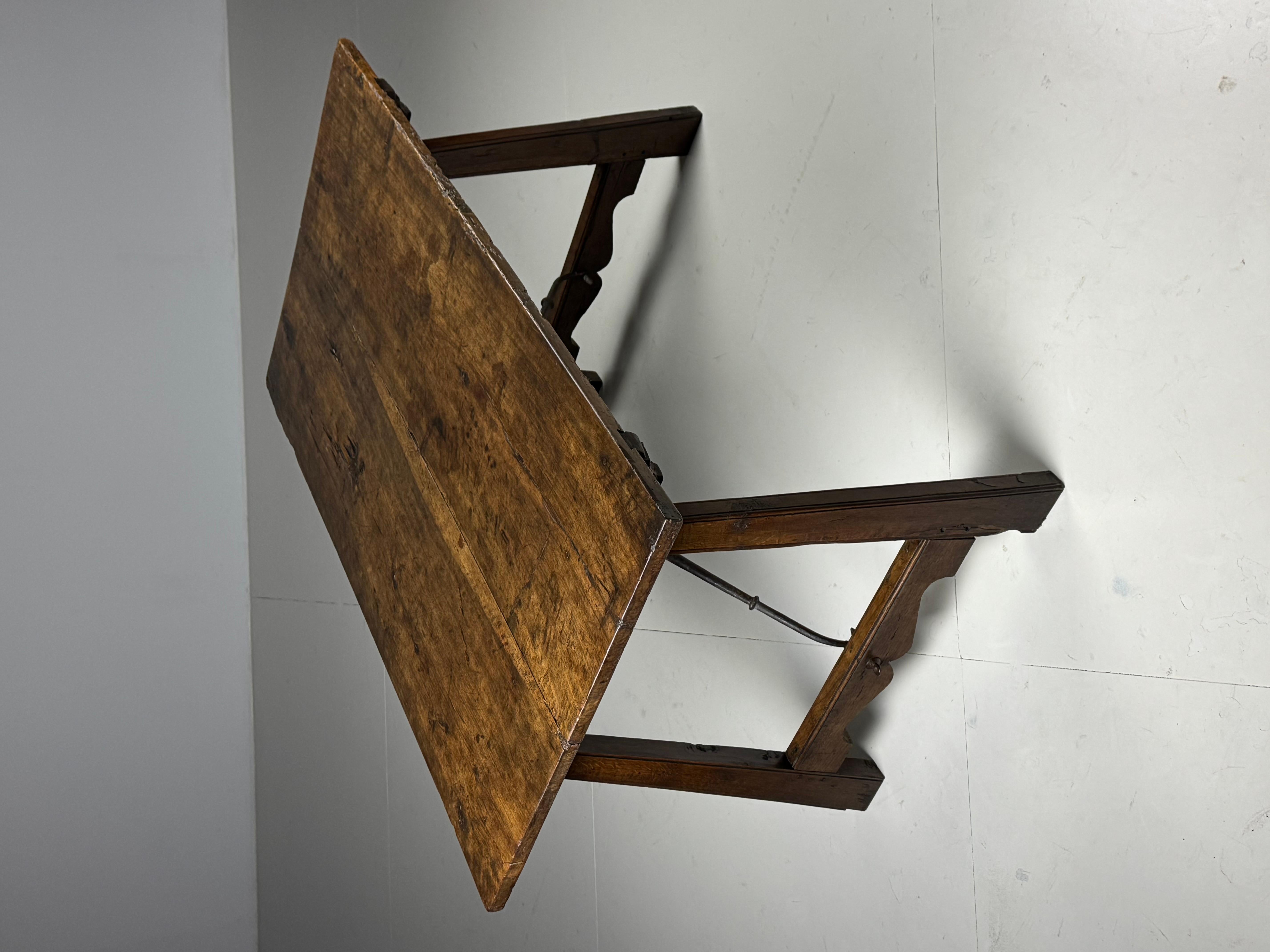 Spanish table. Dating from the 18th century.
Très robuste et solide. Couleur et patine fantastiques.

Can be used as a side table or desk.

Dimensions: 134L x 77D x 74H cm