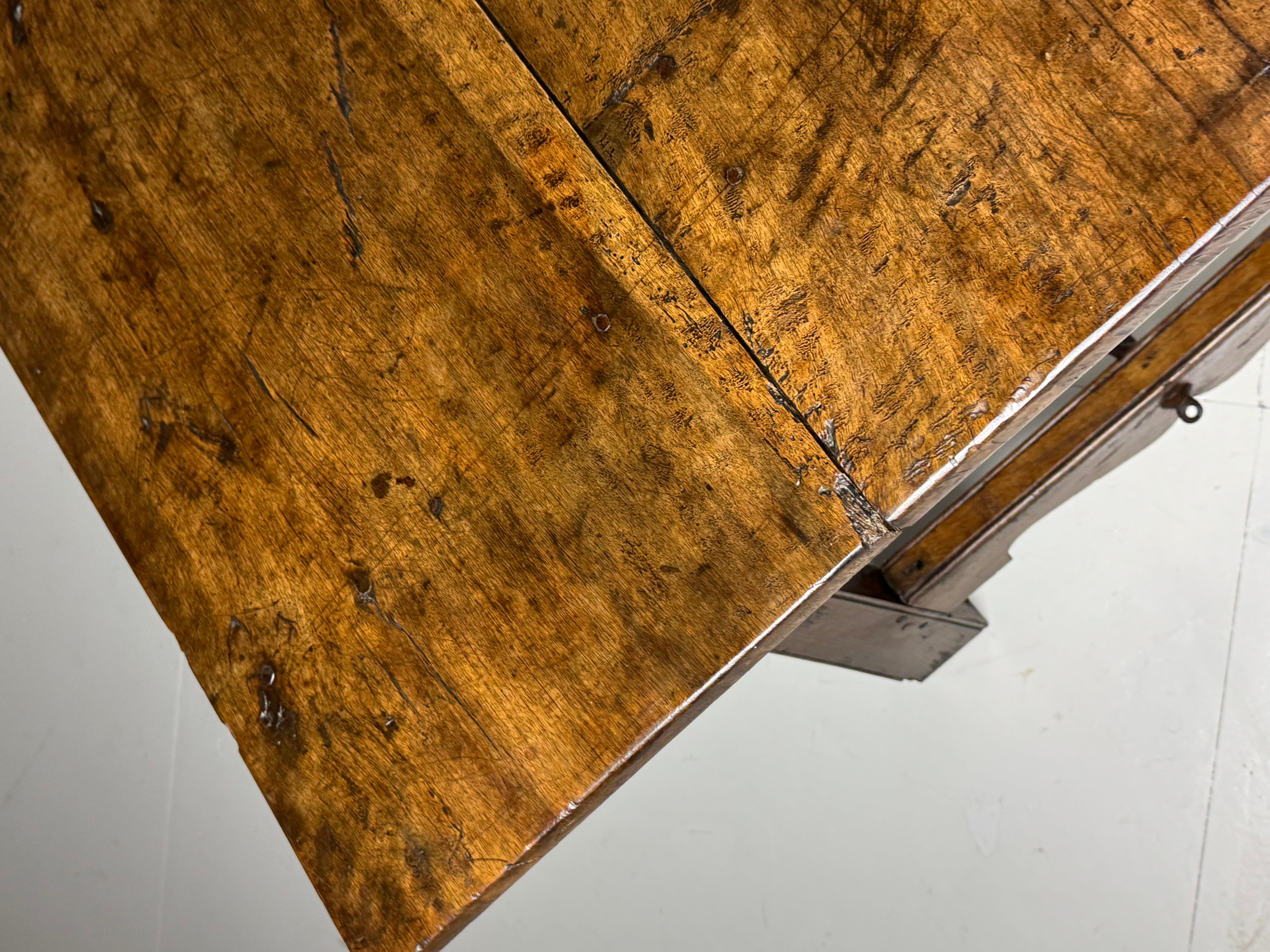 Table espagnole, XVIIIe siècle antique Bon état - En vente à MILL, NL