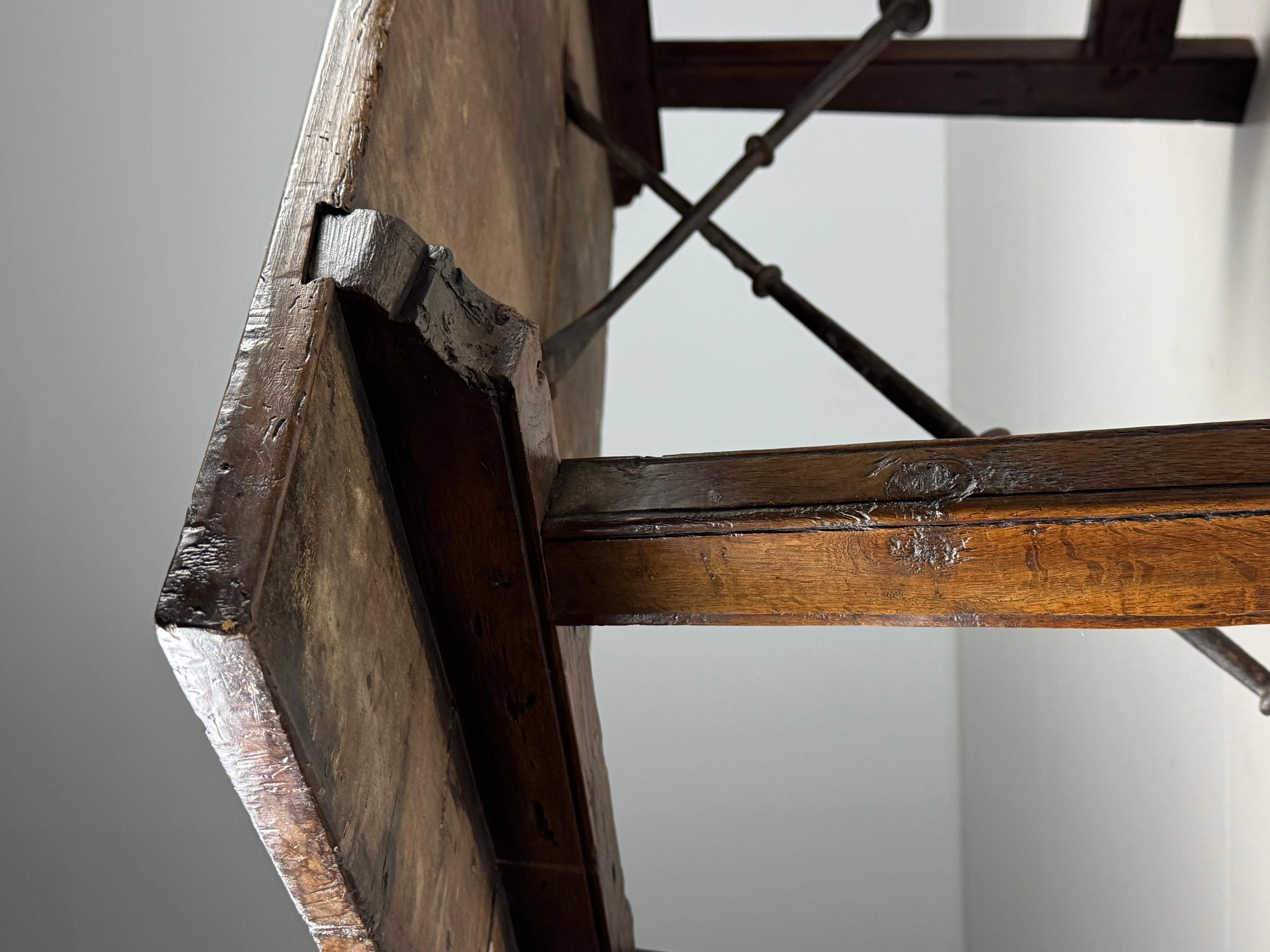 Table espagnole, XVIIIe siècle antique en vente 1