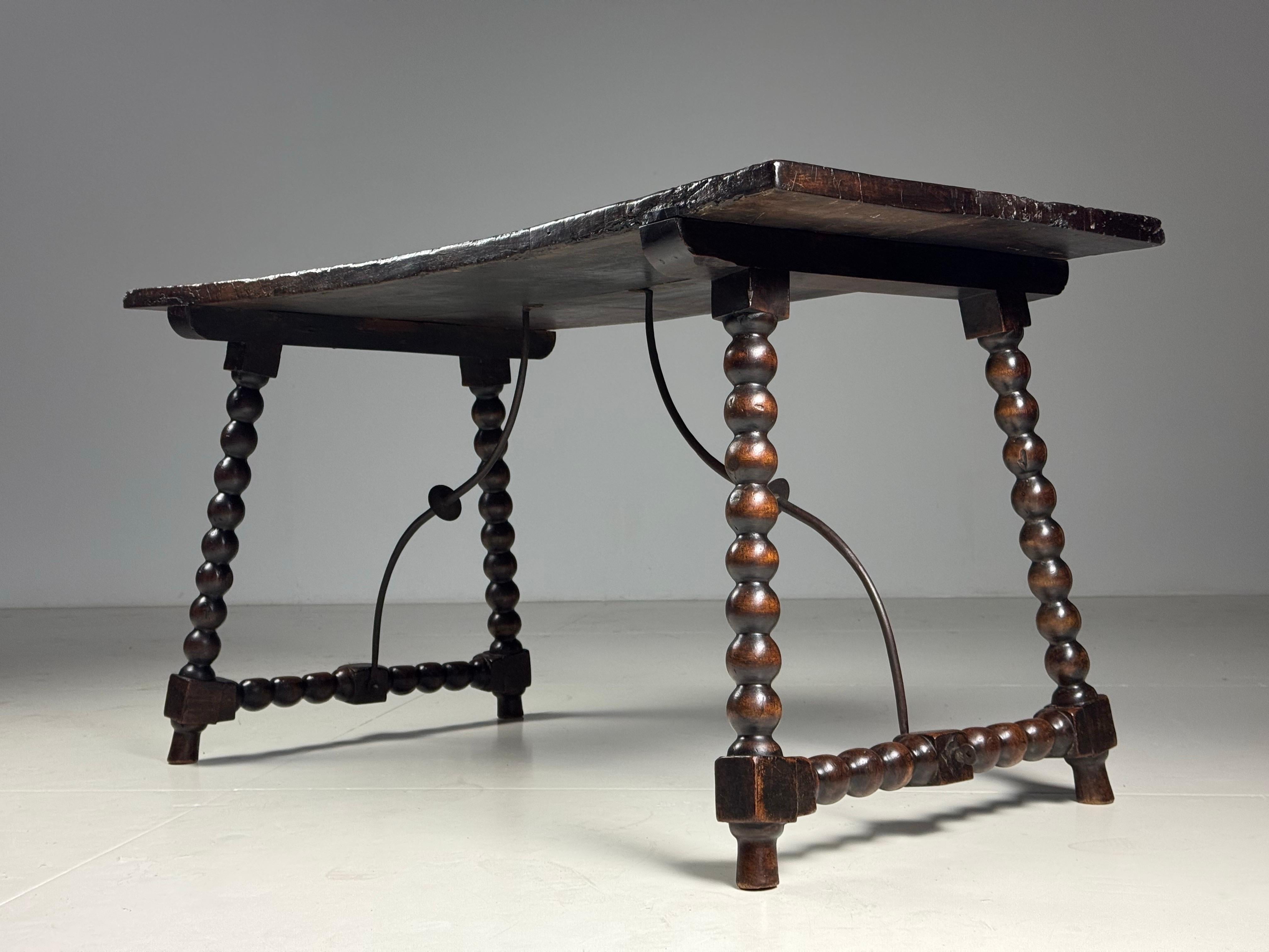 Spanish Table Bobbin 18th century In Good Condition For Sale In MILL, NL