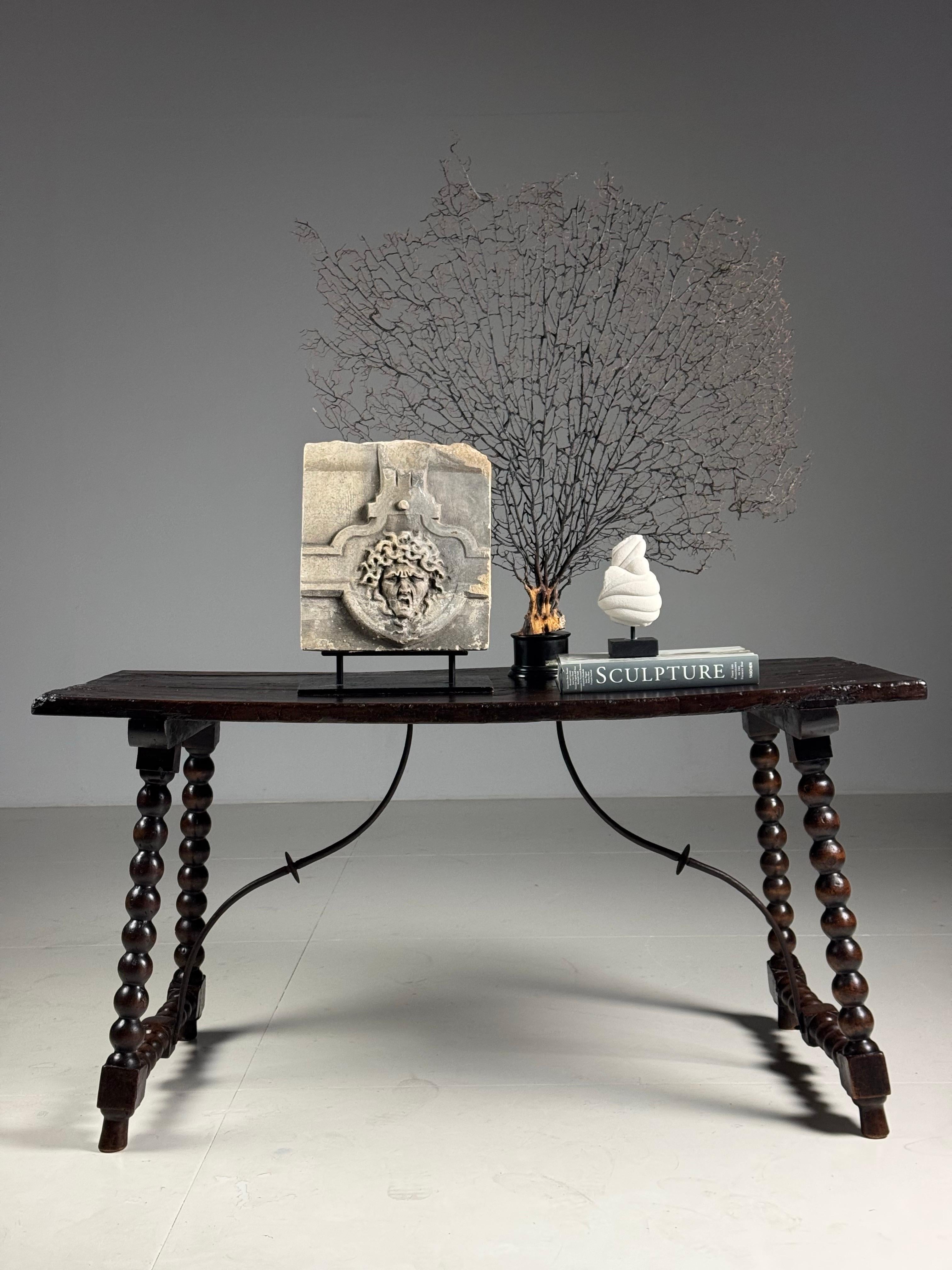 Walnut Spanish Table Bobbin 18th century For Sale